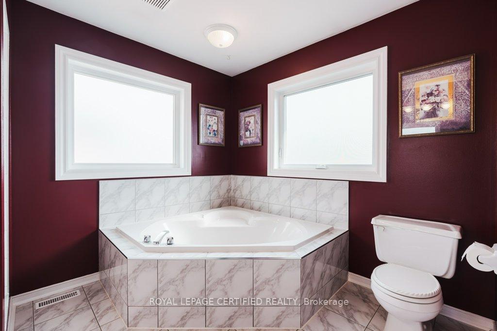 Photo 9 of 19 Eagleridge Drive, Brampton, Sandringham-Wellington — HOMEH