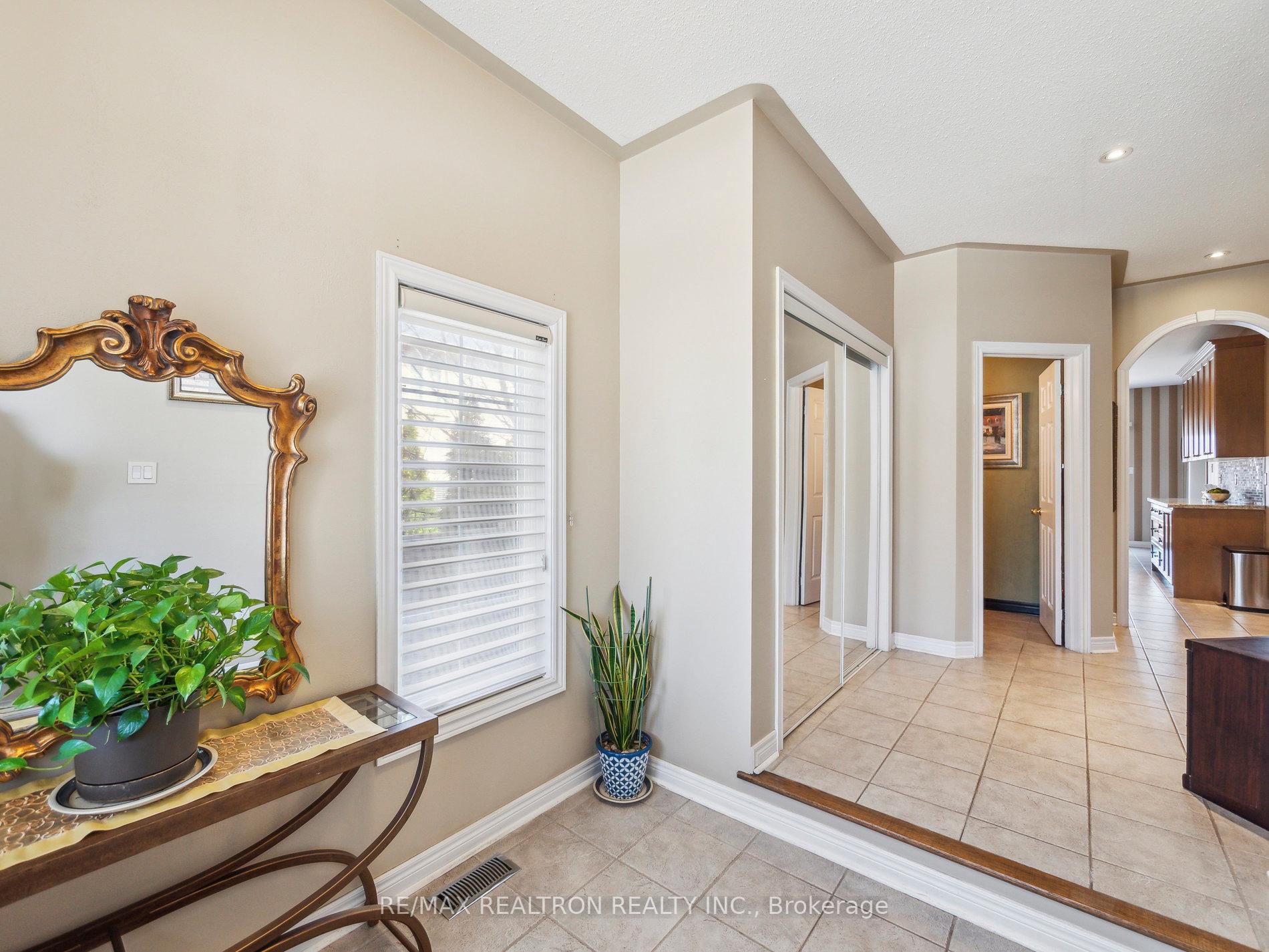 Photo 5 of 179 Bathurst Glen Drive, Vaughan, Patterson — HOMEH