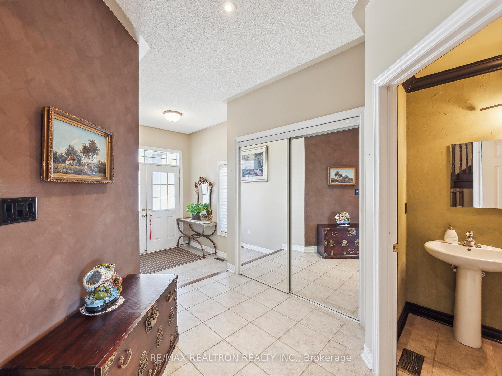 Photo 8 of 179 Bathurst Glen Drive, Vaughan, Patterson — HOMEH