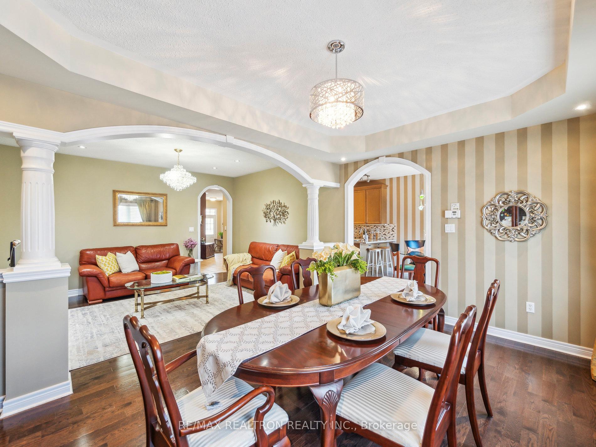 Photo 7 of 179 Bathurst Glen Drive, Vaughan, Patterson — HOMEH