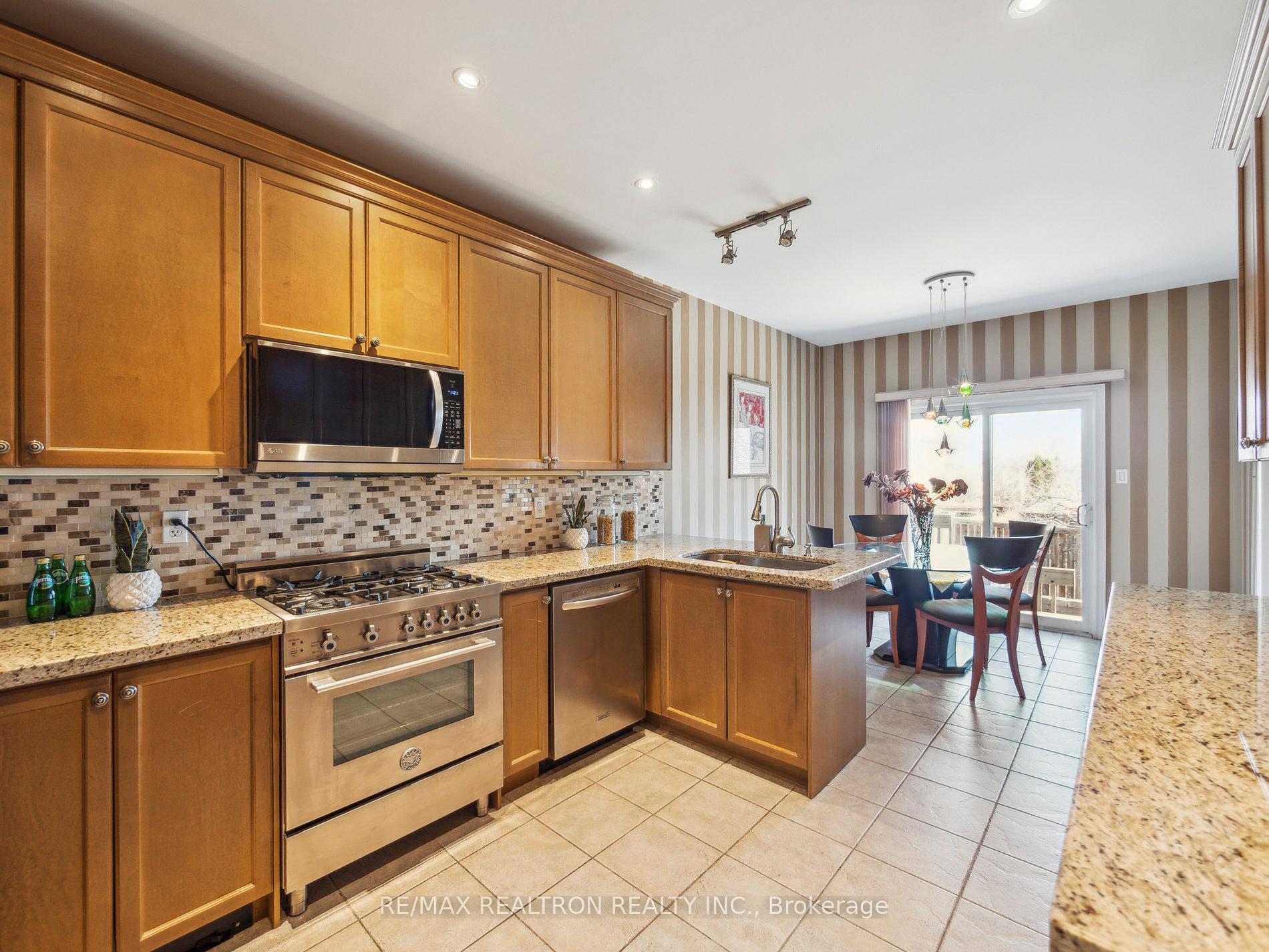 Photo 14 of 179 Bathurst Glen Drive, Vaughan, Patterson — HOMEH
