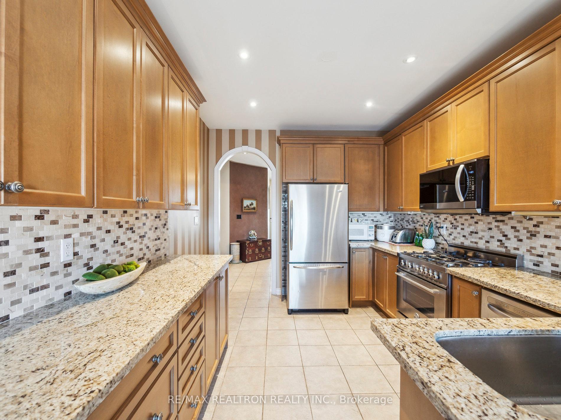 Photo 21 of 179 Bathurst Glen Drive, Vaughan, Patterson — HOMEH