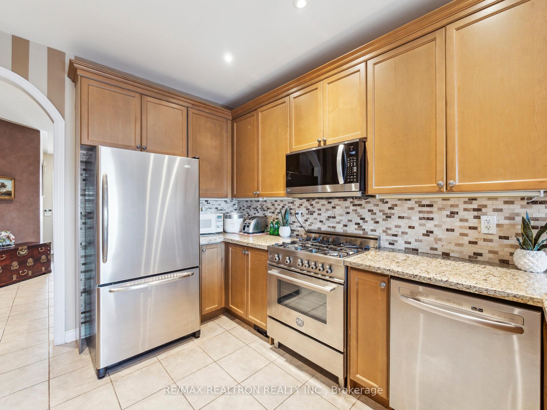 Photo 10 of 179 Bathurst Glen Drive, Vaughan, Patterson — HOMEH