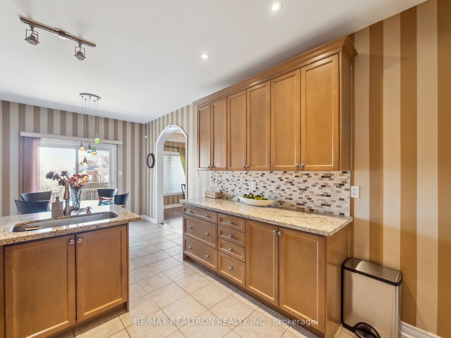 Photo 6 of 179 Bathurst Glen Drive, Vaughan, Patterson — HOMEH