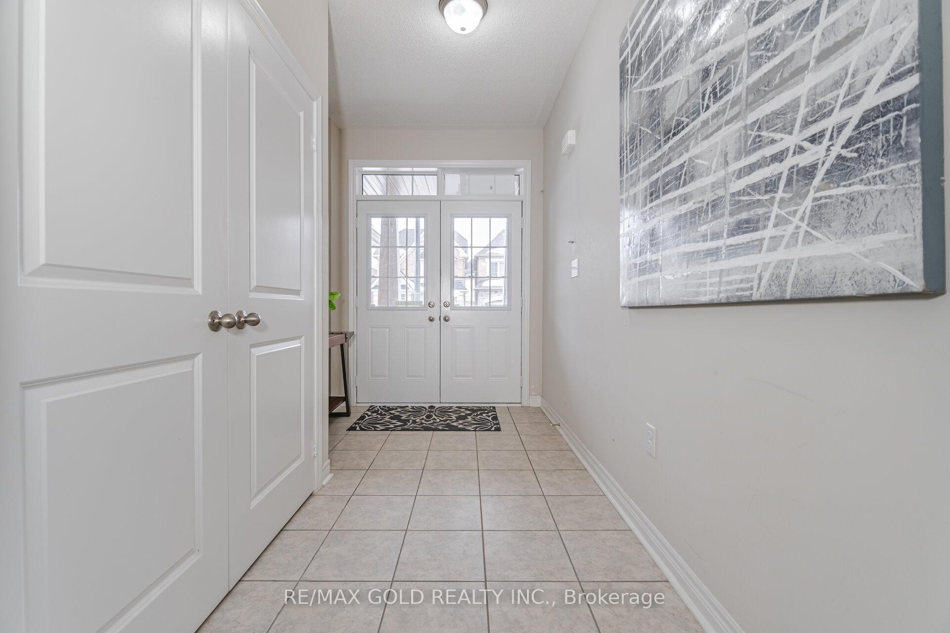Photo 4 of 111 Finegan Circle N, Brampton, Northwest Brampton — HOMEH