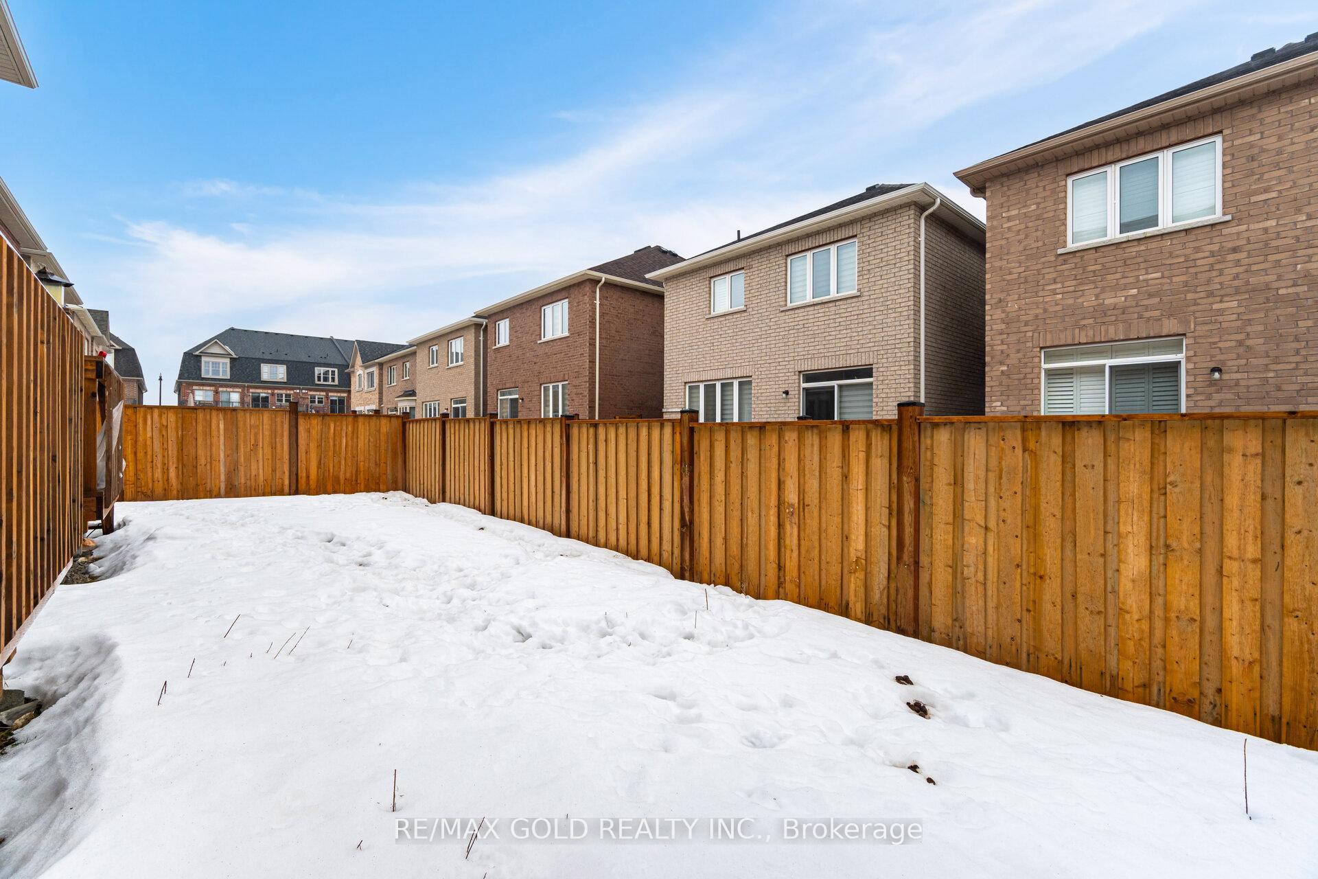 Photo 32 of 111 Finegan Circle N, Brampton, Northwest Brampton — HOMEH