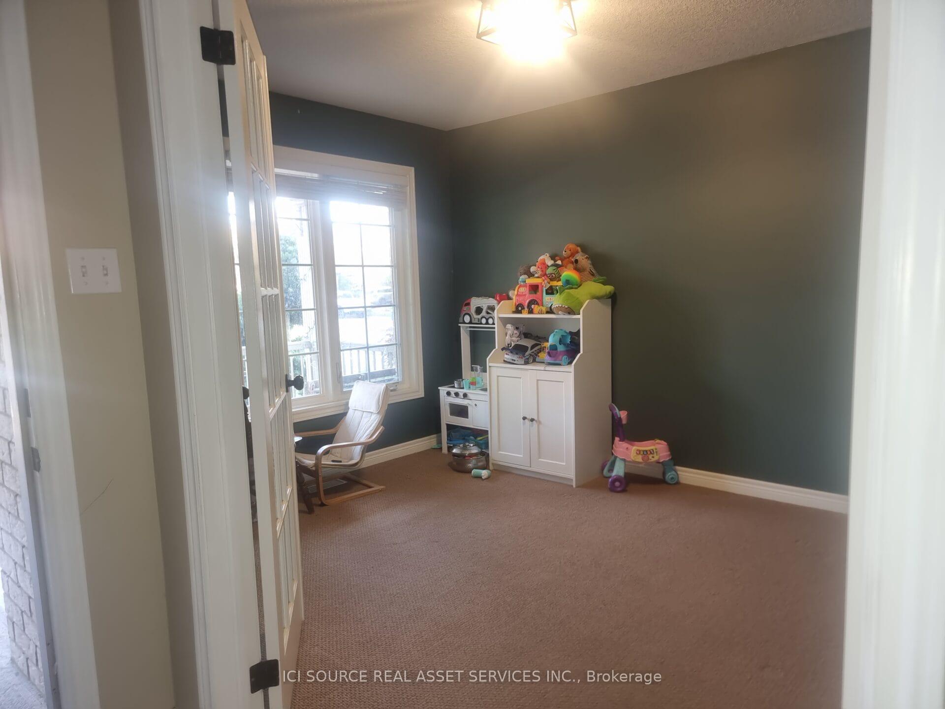 Photo 4 of 136 McArthur Crescent, Guelph, Pineridge/Westminster Woods — HOMEH