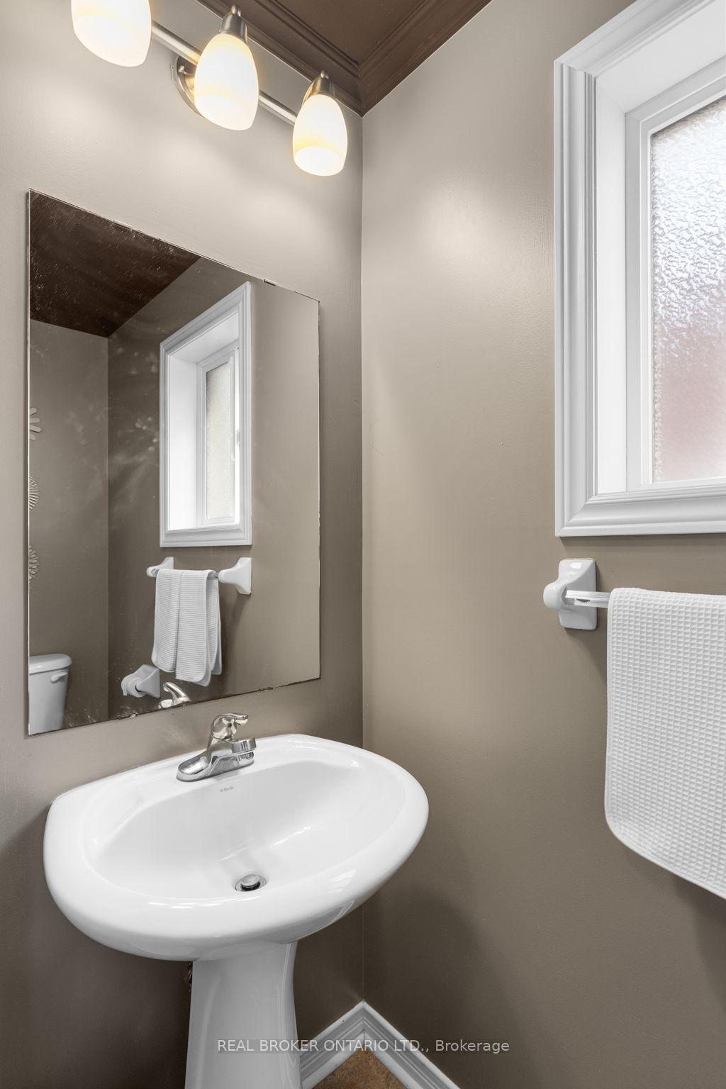 Photo 2 of 83 Winchester Terrace, Barrie, Rural Barrie Southeast — HOMEH