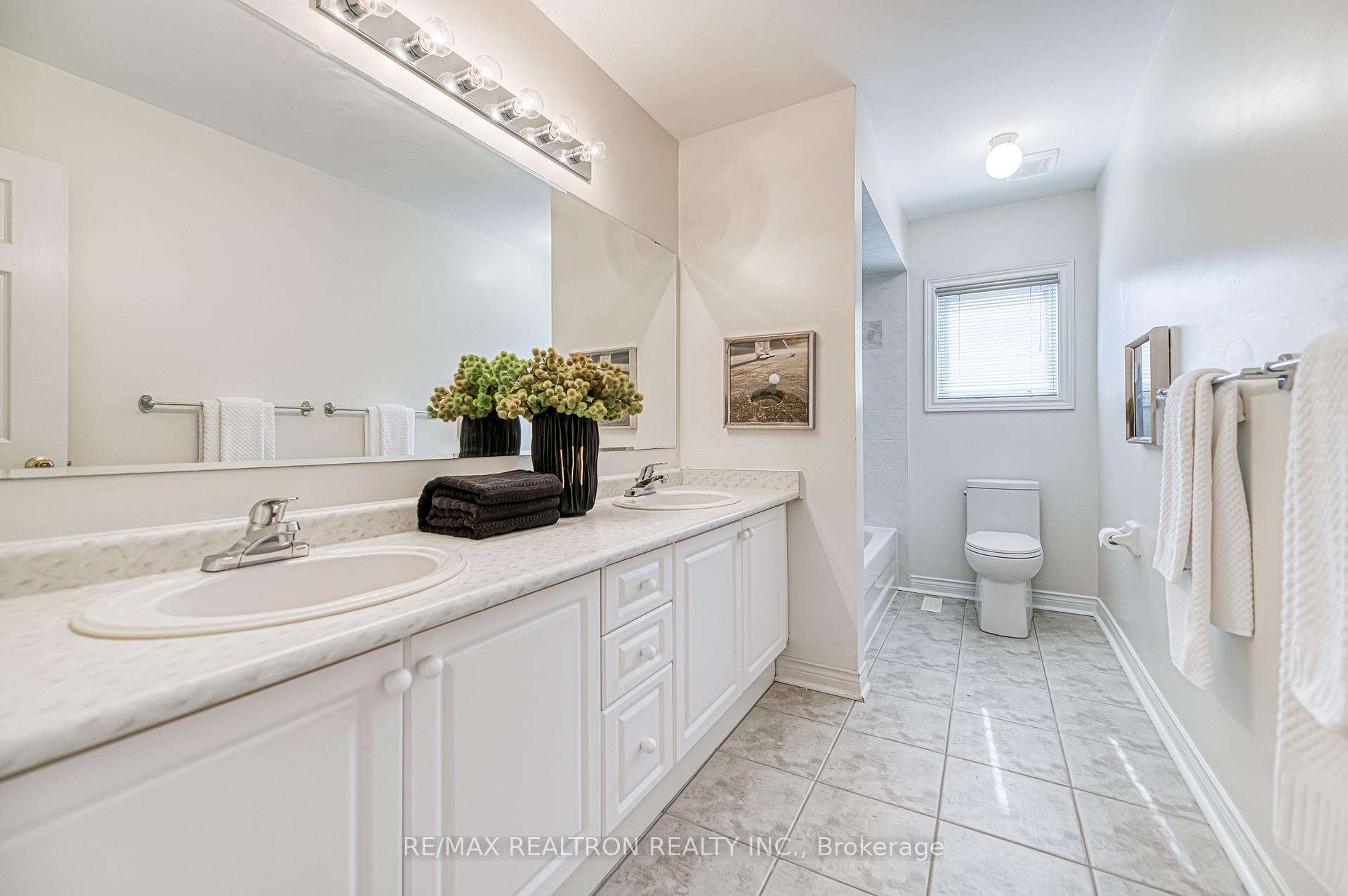 Photo 12 of 151 Village Gate Drive, Markham, Cachet — HOMEH