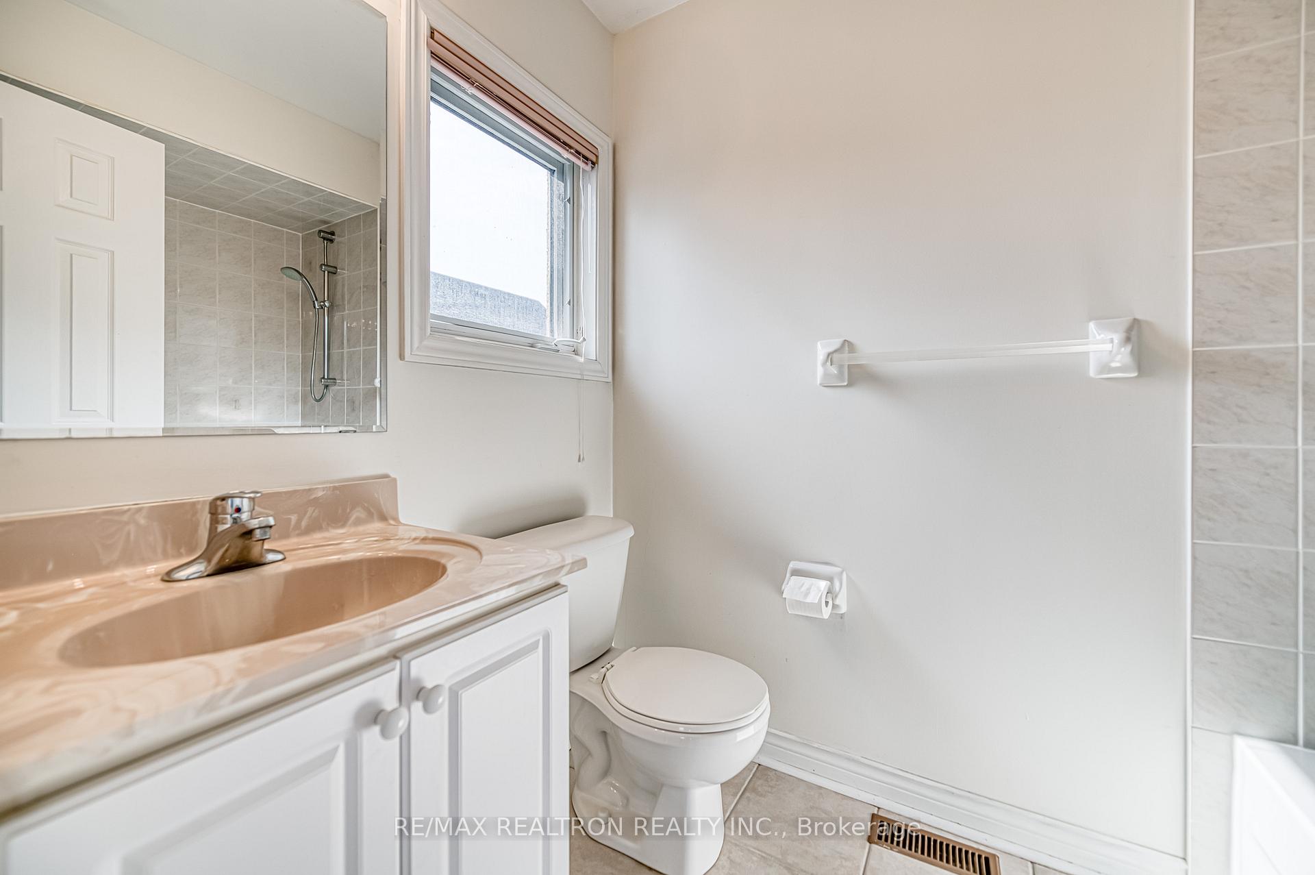 Photo 3 of 151 Village Gate Drive, Markham, Cachet — HOMEH
