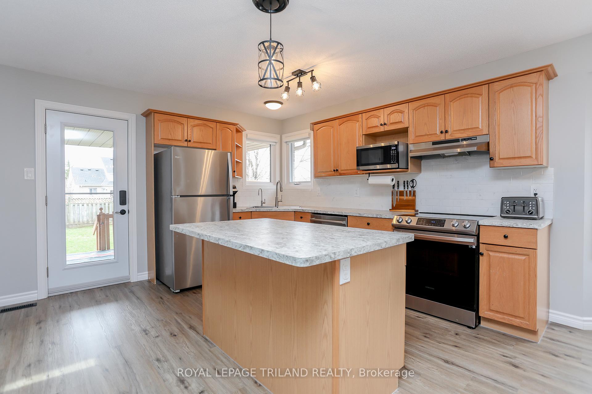 Photo 11 of 68 Ponsford Place, St. Thomas — HOMEH