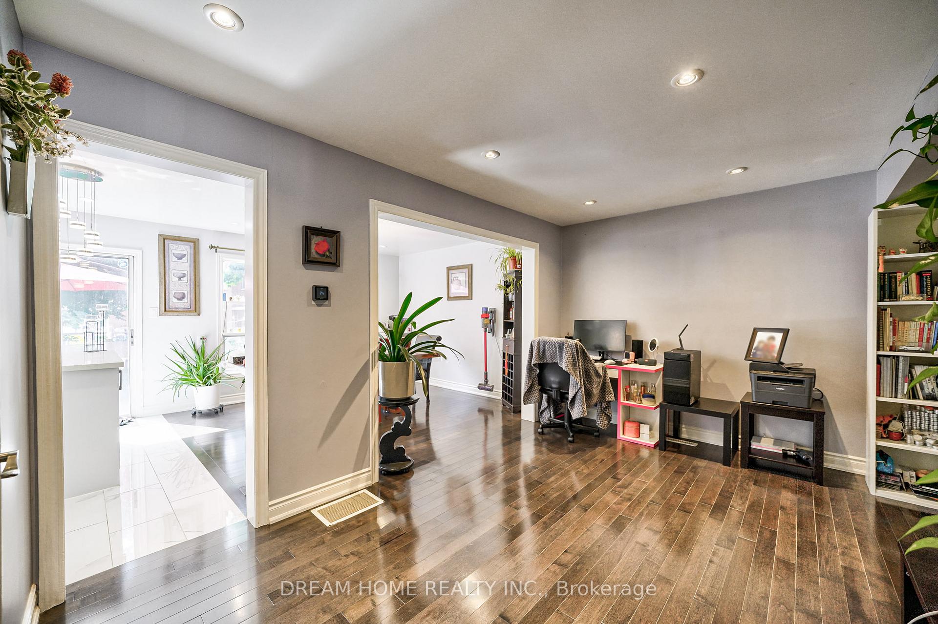 Photo 3 of 53 Delaney Crescent, Barrie, Northwest — HOMEH