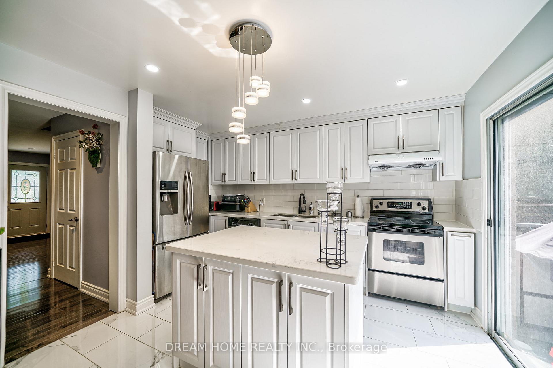 Photo 13 of 53 Delaney Crescent, Barrie, Northwest — HOMEH