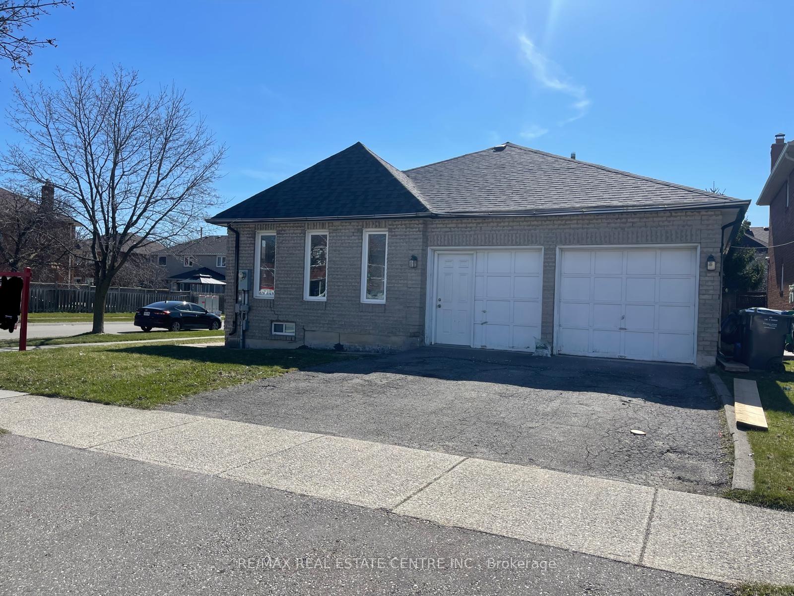 Photo 2 of 29 Halldorson Trail, Brampton, Fletcher's Creek South — HOMEH
