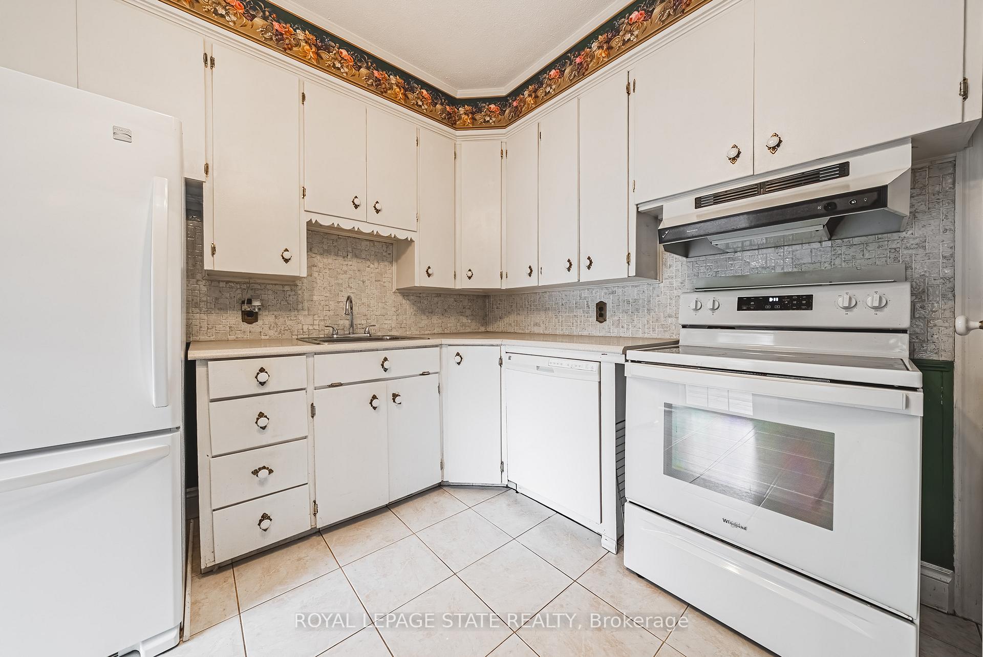 Photo 3 of 32 Sherman Avenue N, Hamilton, Gibson — HOMEH