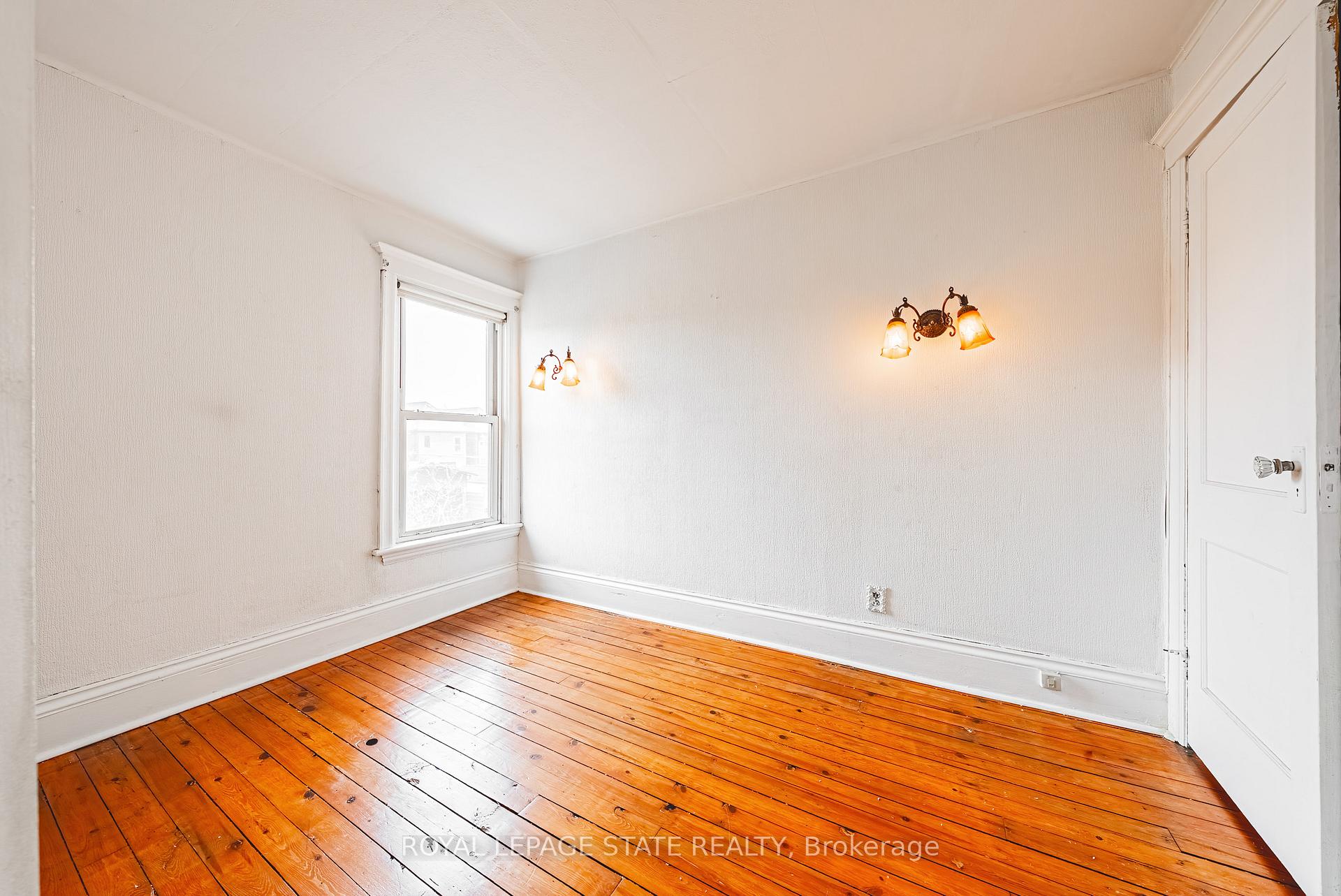 Photo 10 of 32 Sherman Avenue N, Hamilton, Gibson — HOMEH