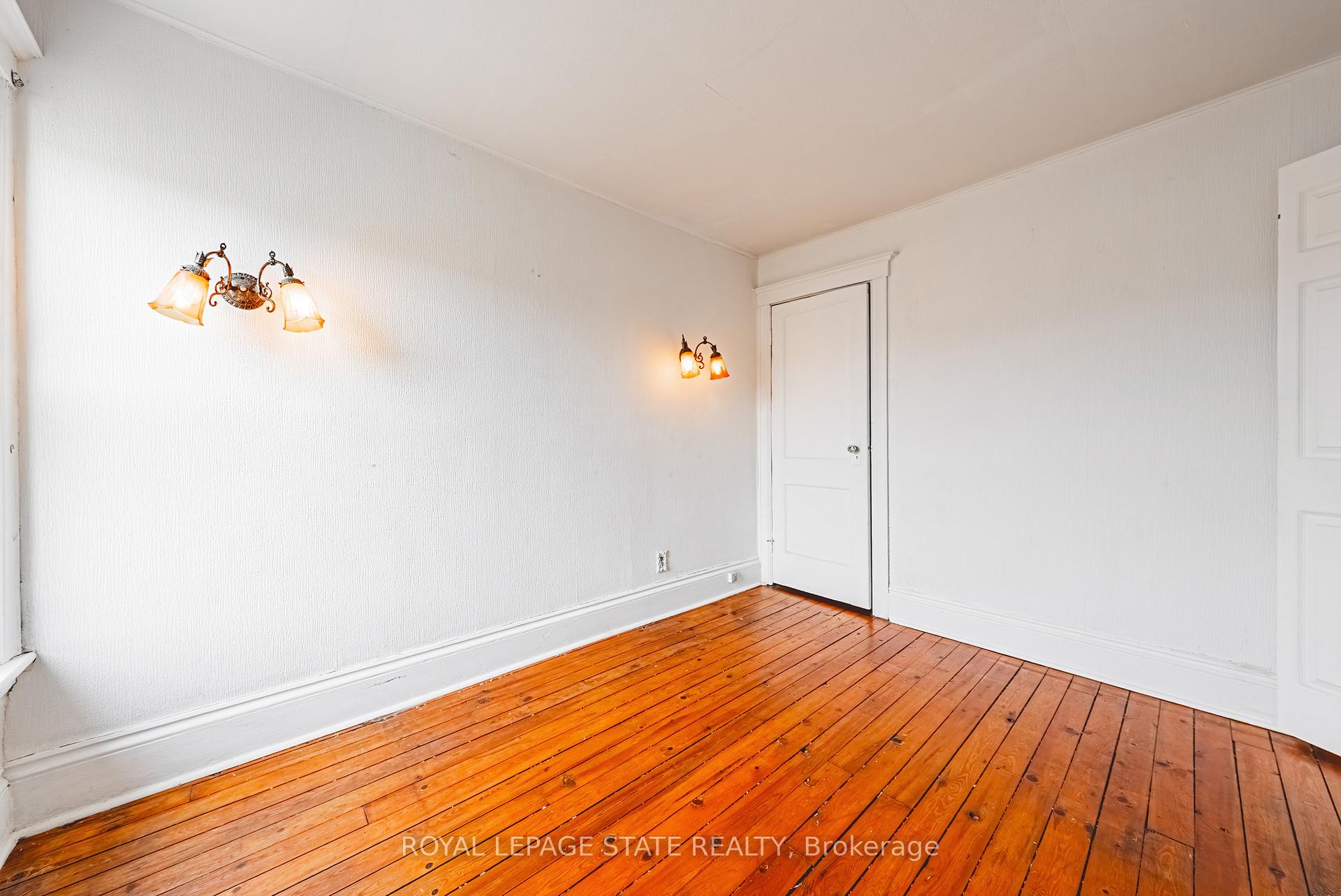 Photo 8 of 32 Sherman Avenue N, Hamilton, Gibson — HOMEH