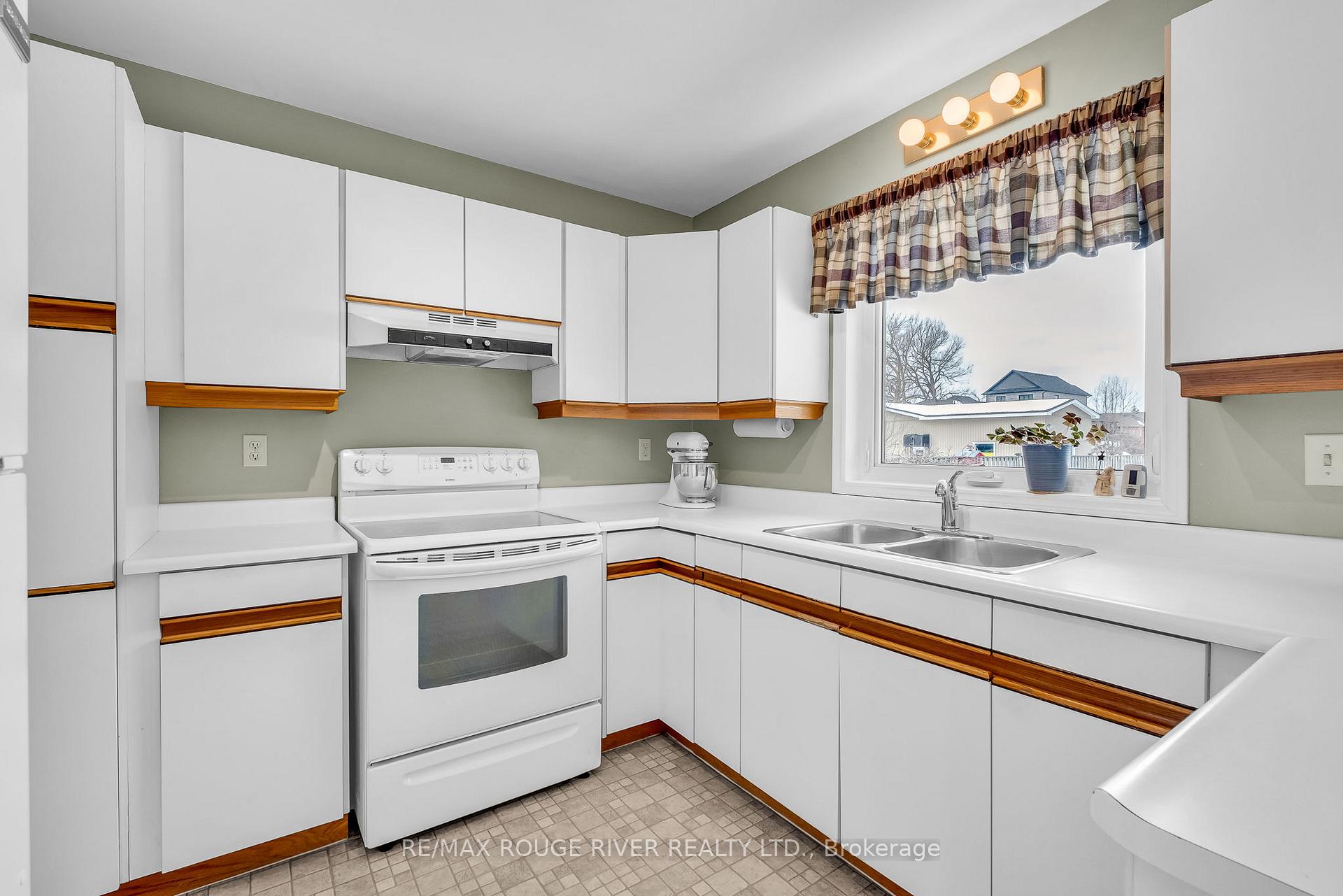 Photo 11 of 450 King Street E, Cobourg — HOMEH