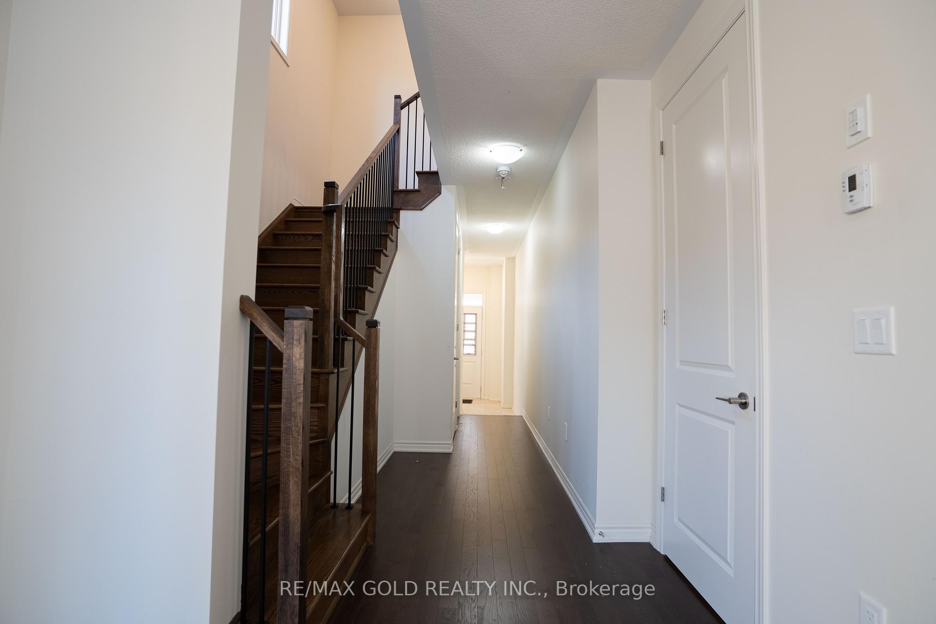 Photo 3 of 136 Shepherd Drive, Barrie, Rural Barrie Southeast — HOMEH