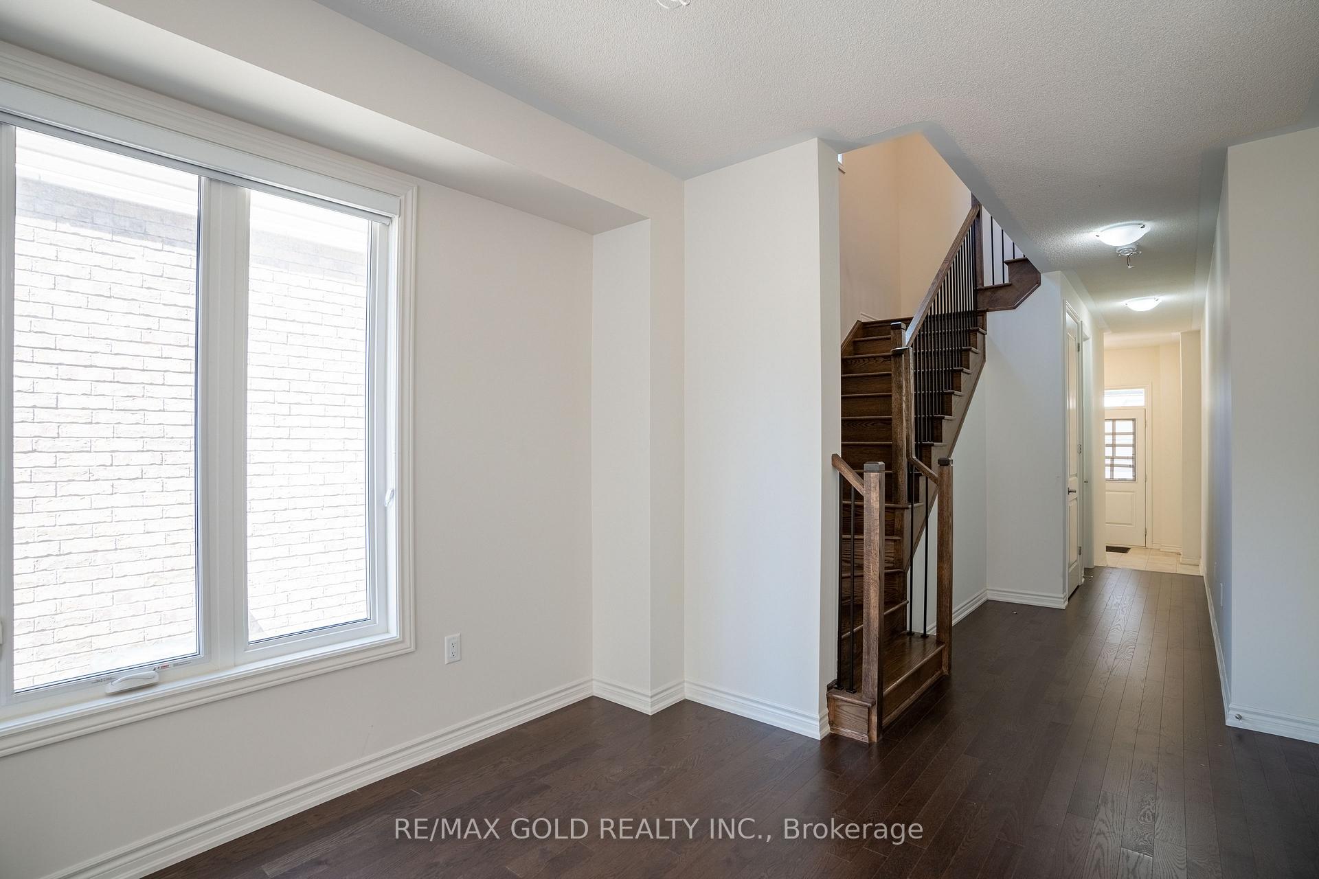 Photo 8 of 136 Shepherd Drive, Barrie, Rural Barrie Southeast — HOMEH