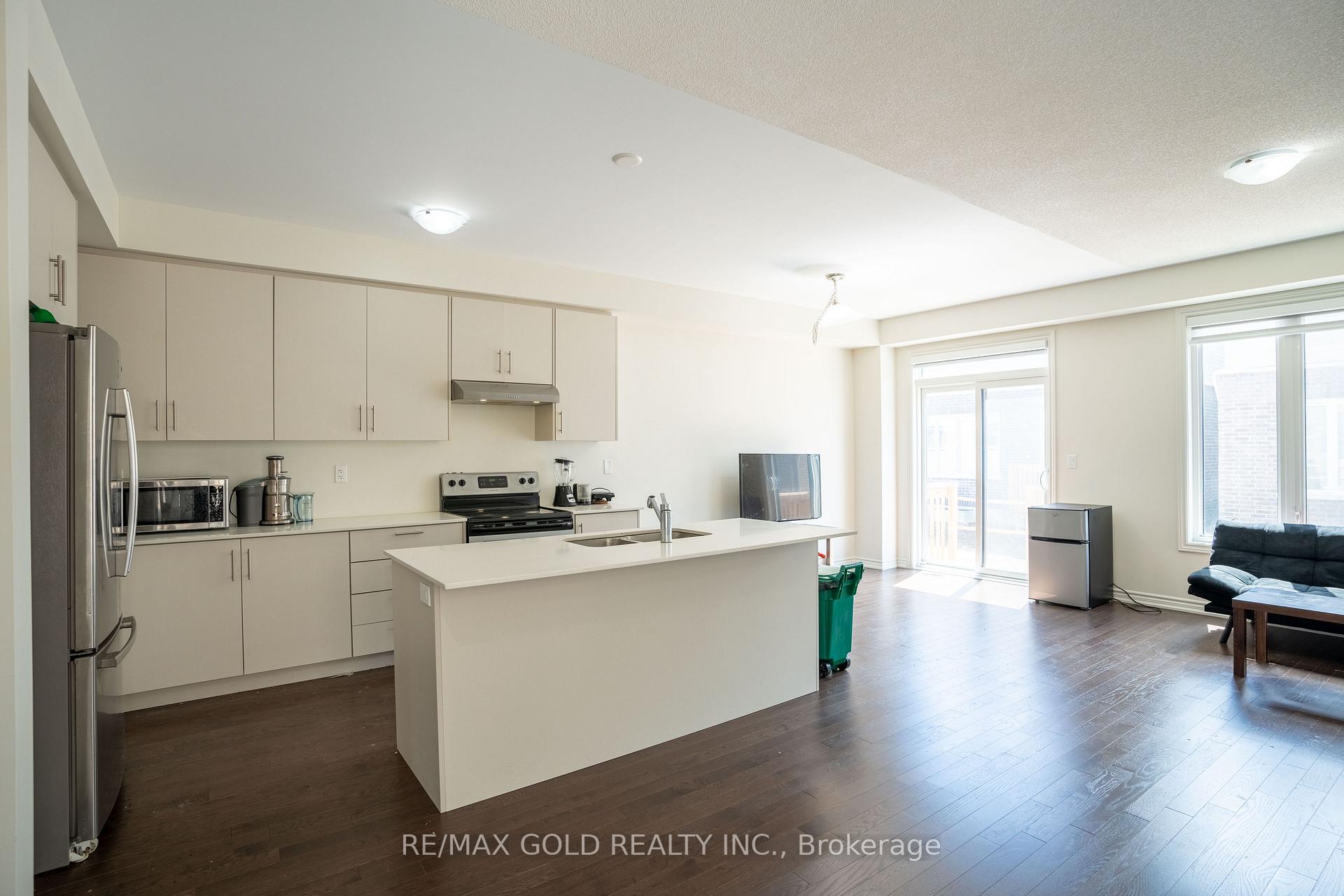 Photo 5 of 136 Shepherd Drive, Barrie, Rural Barrie Southeast — HOMEH