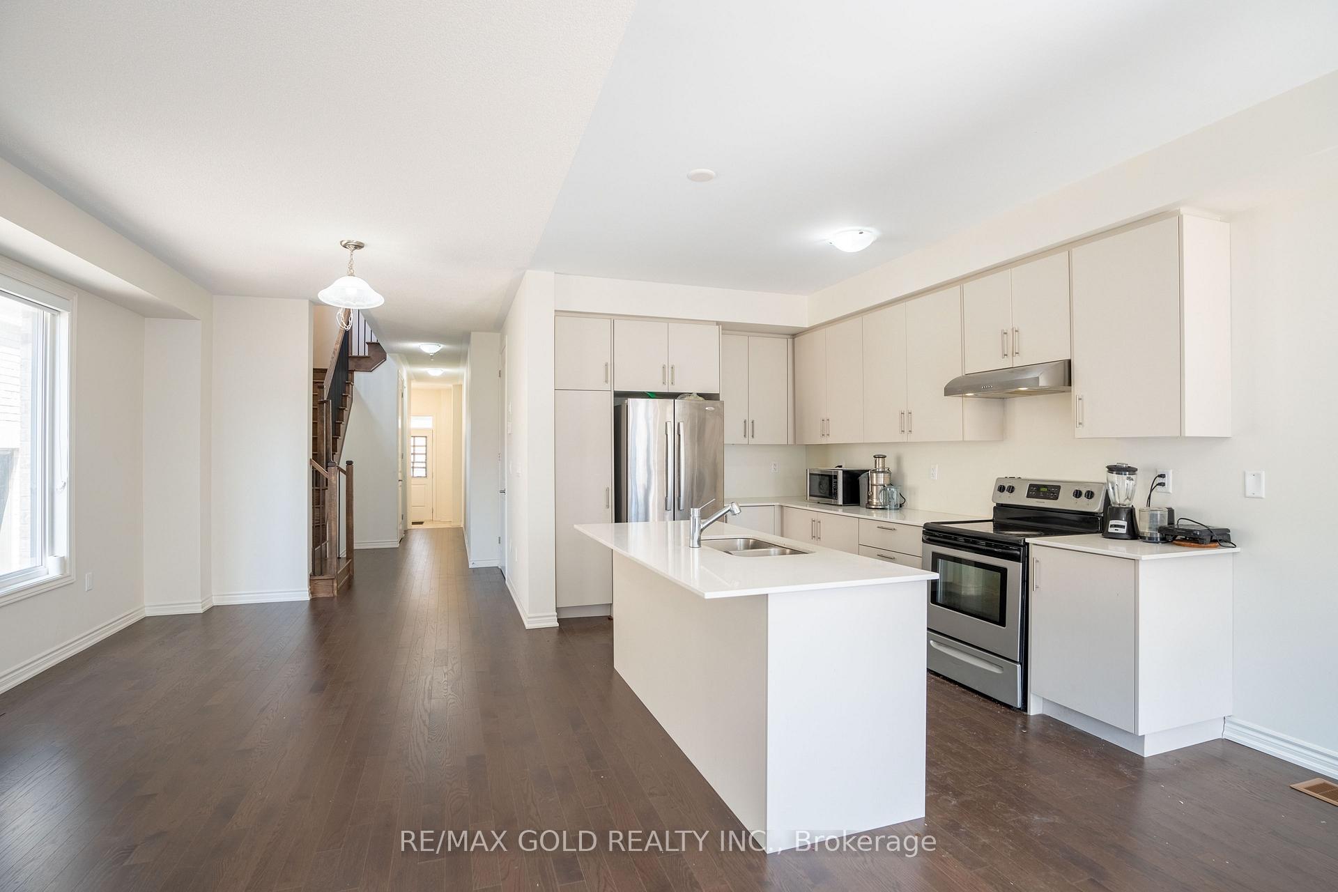 Photo 13 of 136 Shepherd Drive, Barrie, Rural Barrie Southeast — HOMEH