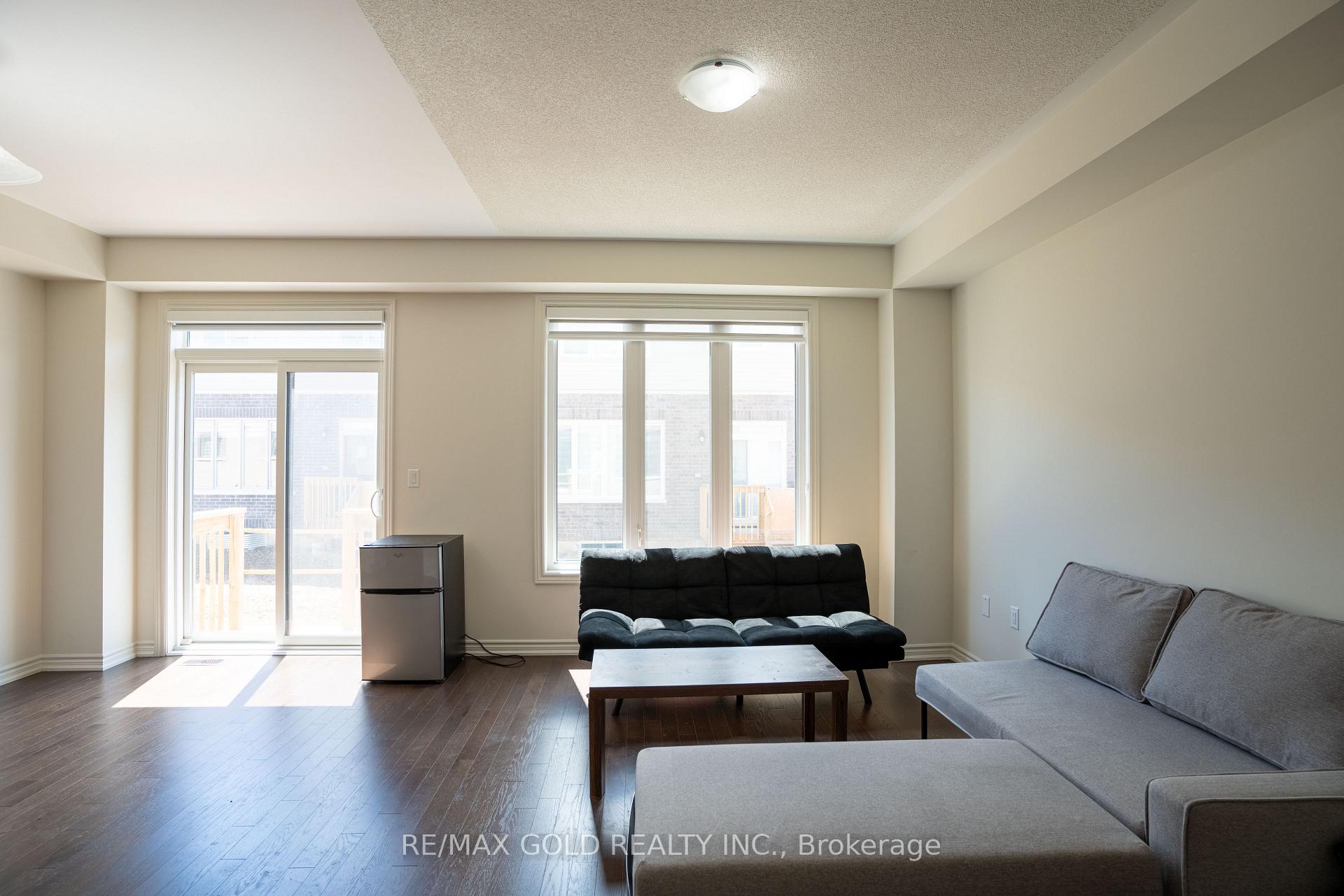 Photo 4 of 136 Shepherd Drive, Barrie, Rural Barrie Southeast — HOMEH