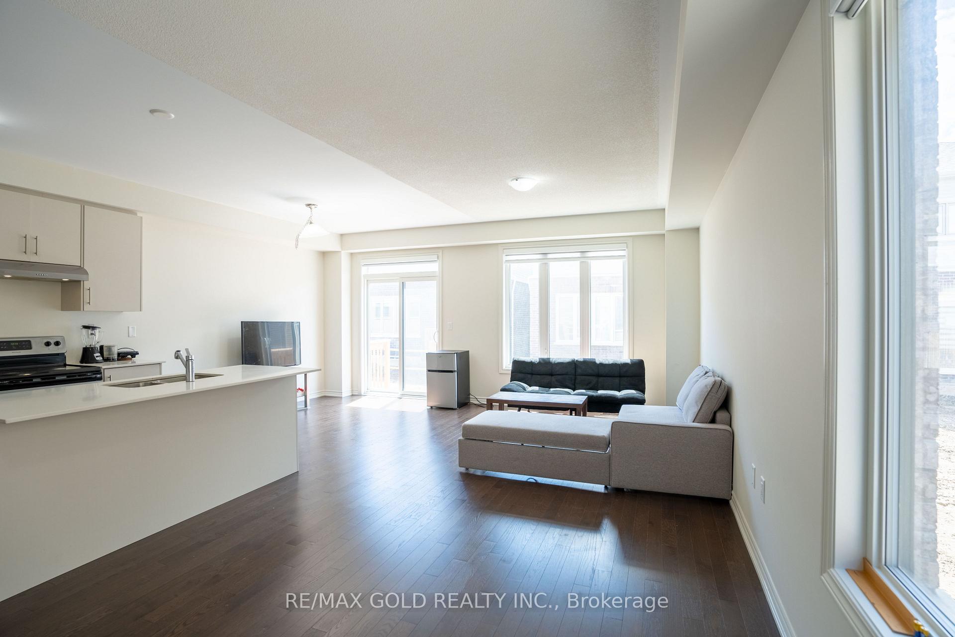 Photo 9 of 136 Shepherd Drive, Barrie, Rural Barrie Southeast — HOMEH