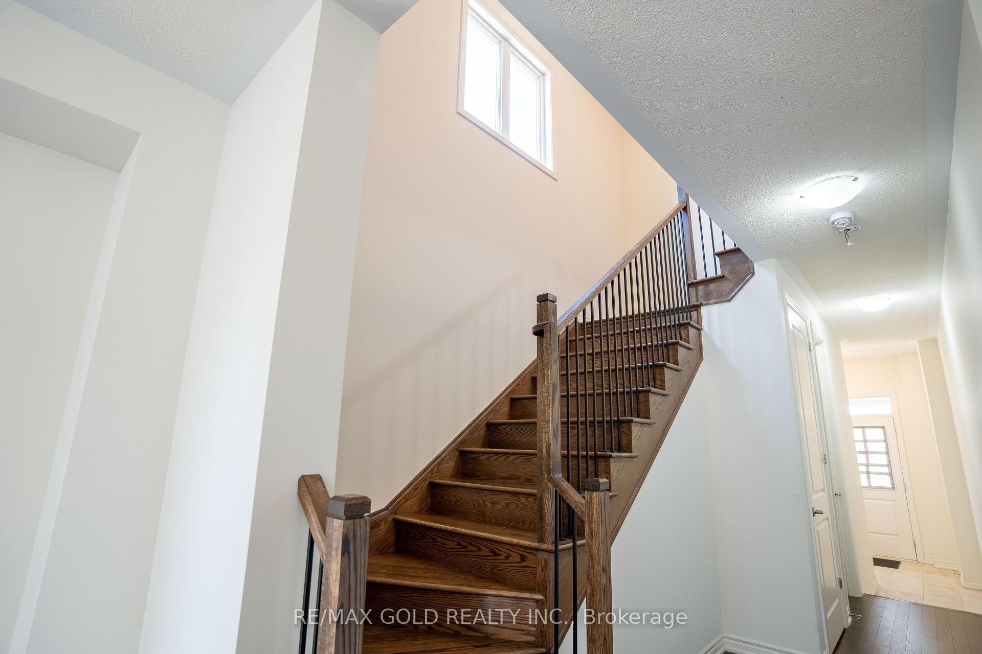 Photo 19 of 136 Shepherd Drive, Barrie, Rural Barrie Southeast — HOMEH