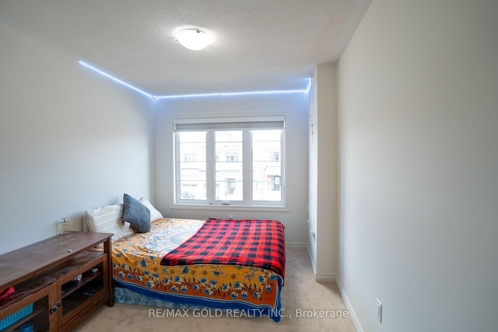 Photo 6 of 136 Shepherd Drive, Barrie, Rural Barrie Southeast — HOMEH