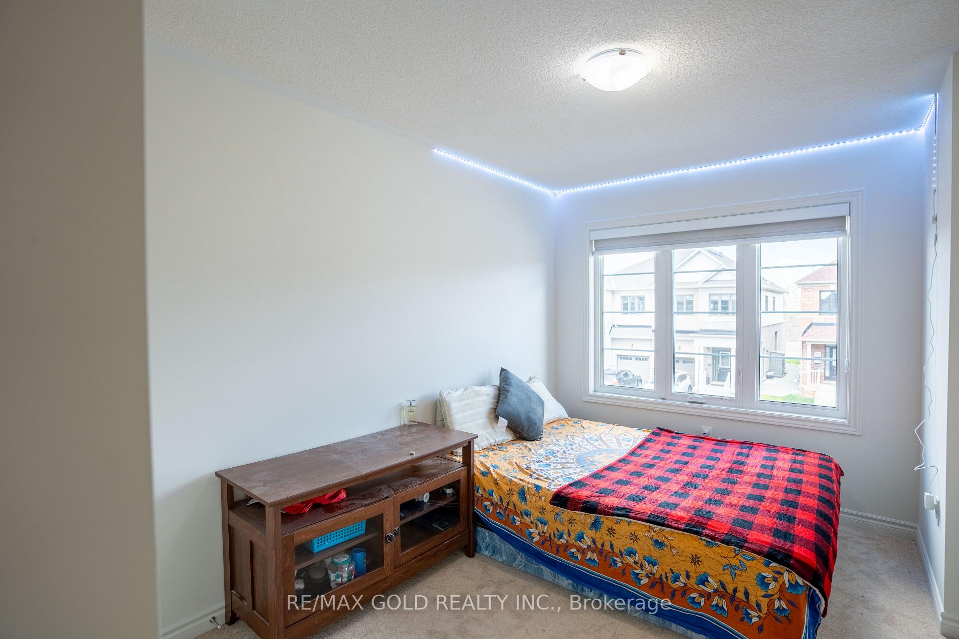 Photo 11 of 136 Shepherd Drive, Barrie, Rural Barrie Southeast — HOMEH