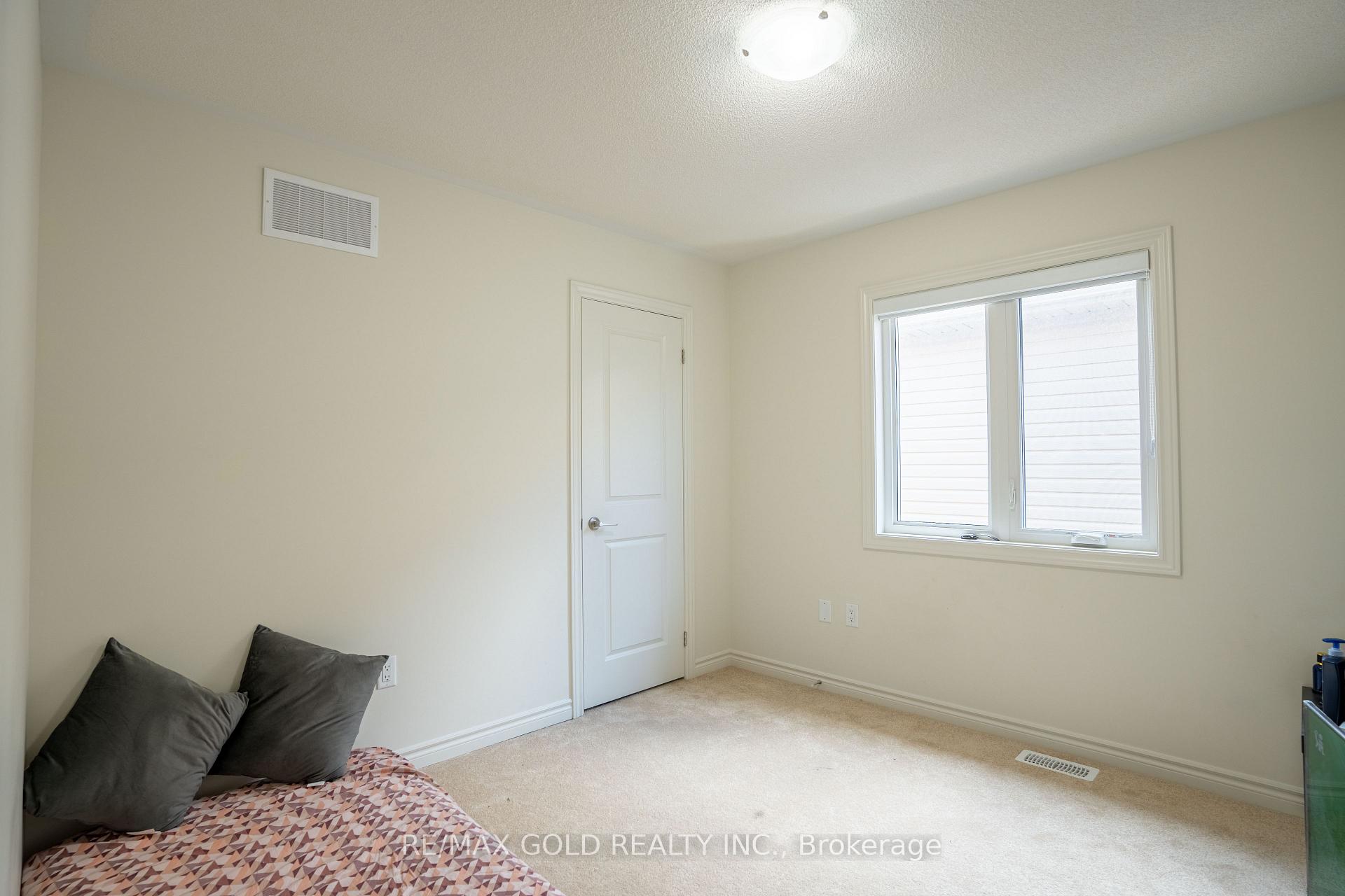 Photo 15 of 136 Shepherd Drive, Barrie, Rural Barrie Southeast — HOMEH