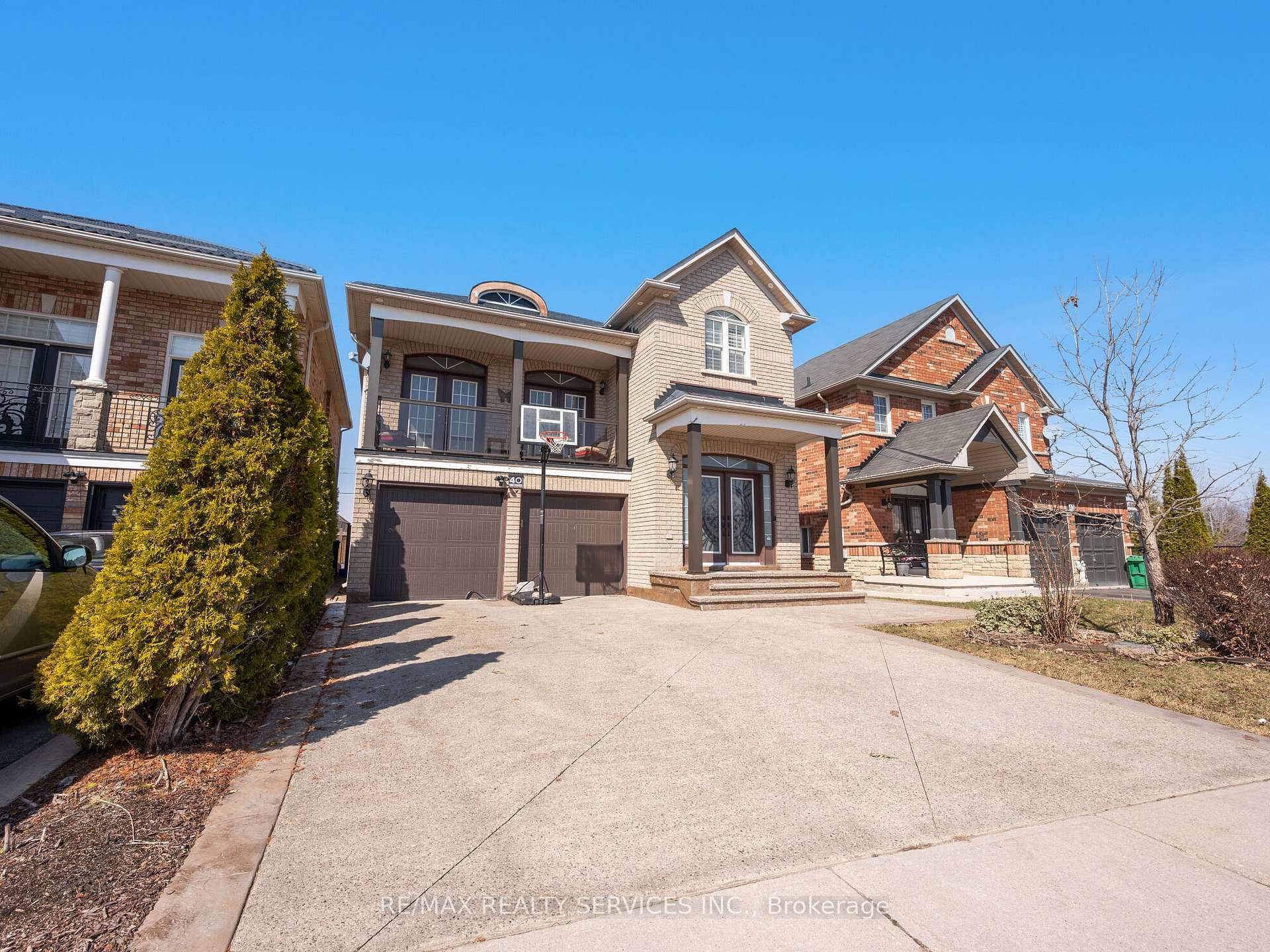 Photo 3 of 40 Mistycreek Crescent, Brampton, Fletcher's Meadow — HOMEH
