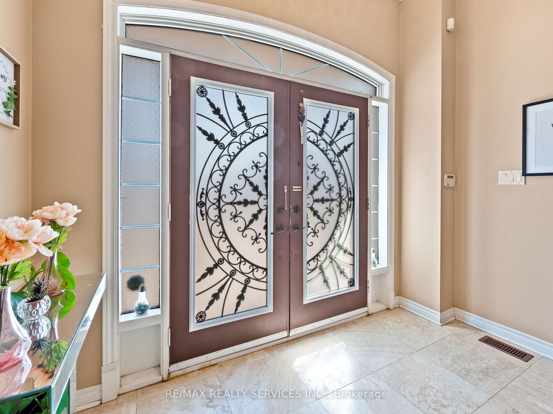 Photo 5 of 40 Mistycreek Crescent, Brampton, Fletcher's Meadow — HOMEH