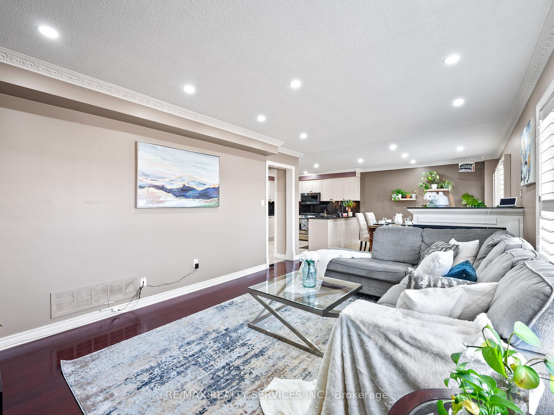 Photo 12 of 40 Mistycreek Crescent, Brampton, Fletcher's Meadow — HOMEH