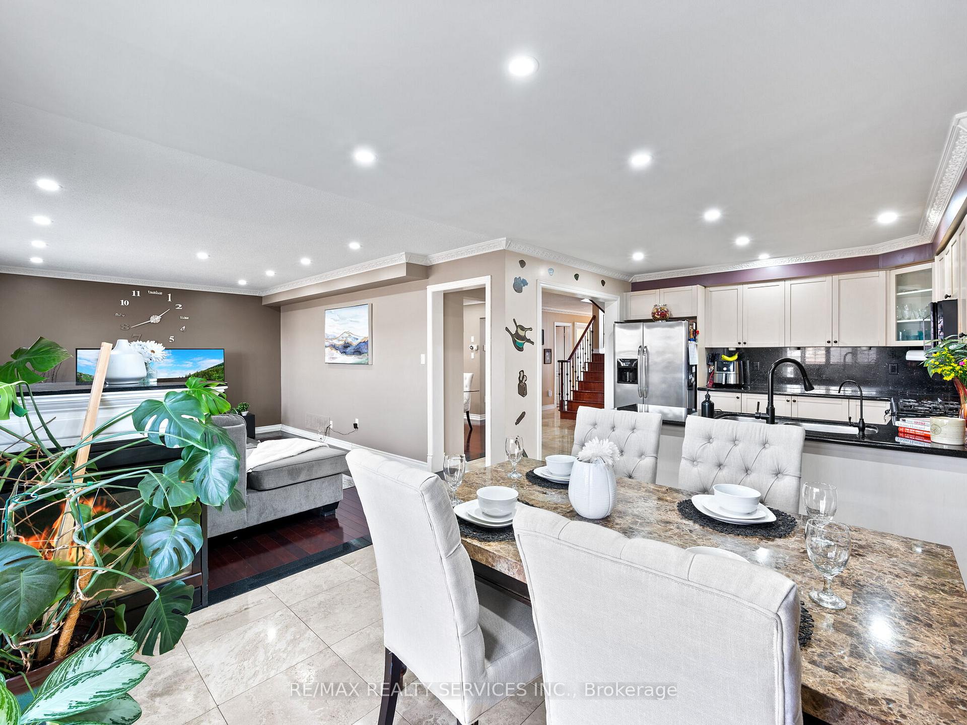 Photo 10 of 40 Mistycreek Crescent, Brampton, Fletcher's Meadow — HOMEH