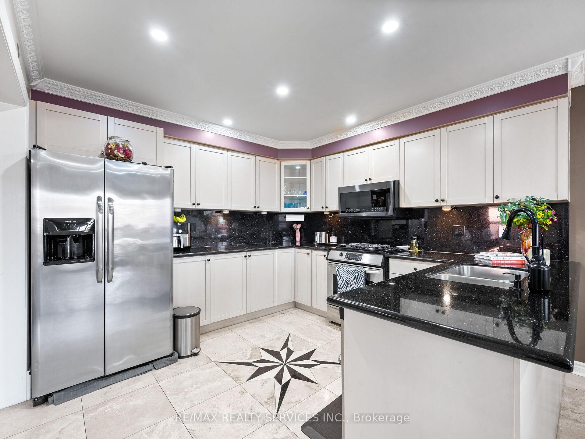Photo 14 of 40 Mistycreek Crescent, Brampton, Fletcher's Meadow — HOMEH
