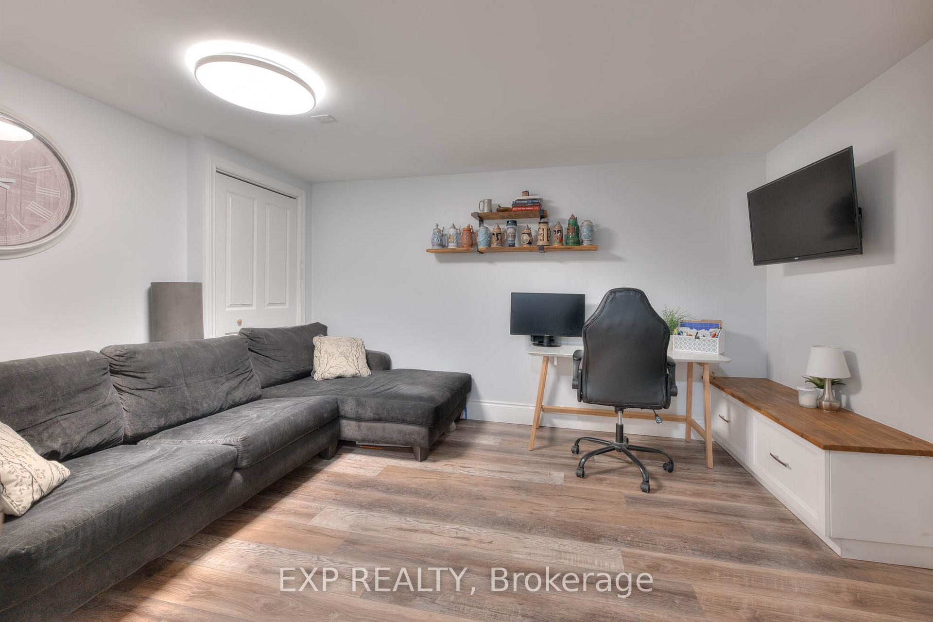 Photo 13 of 6 Hyde Park Mews, Kitchener, Mount Hope Huron Park — HOMEH