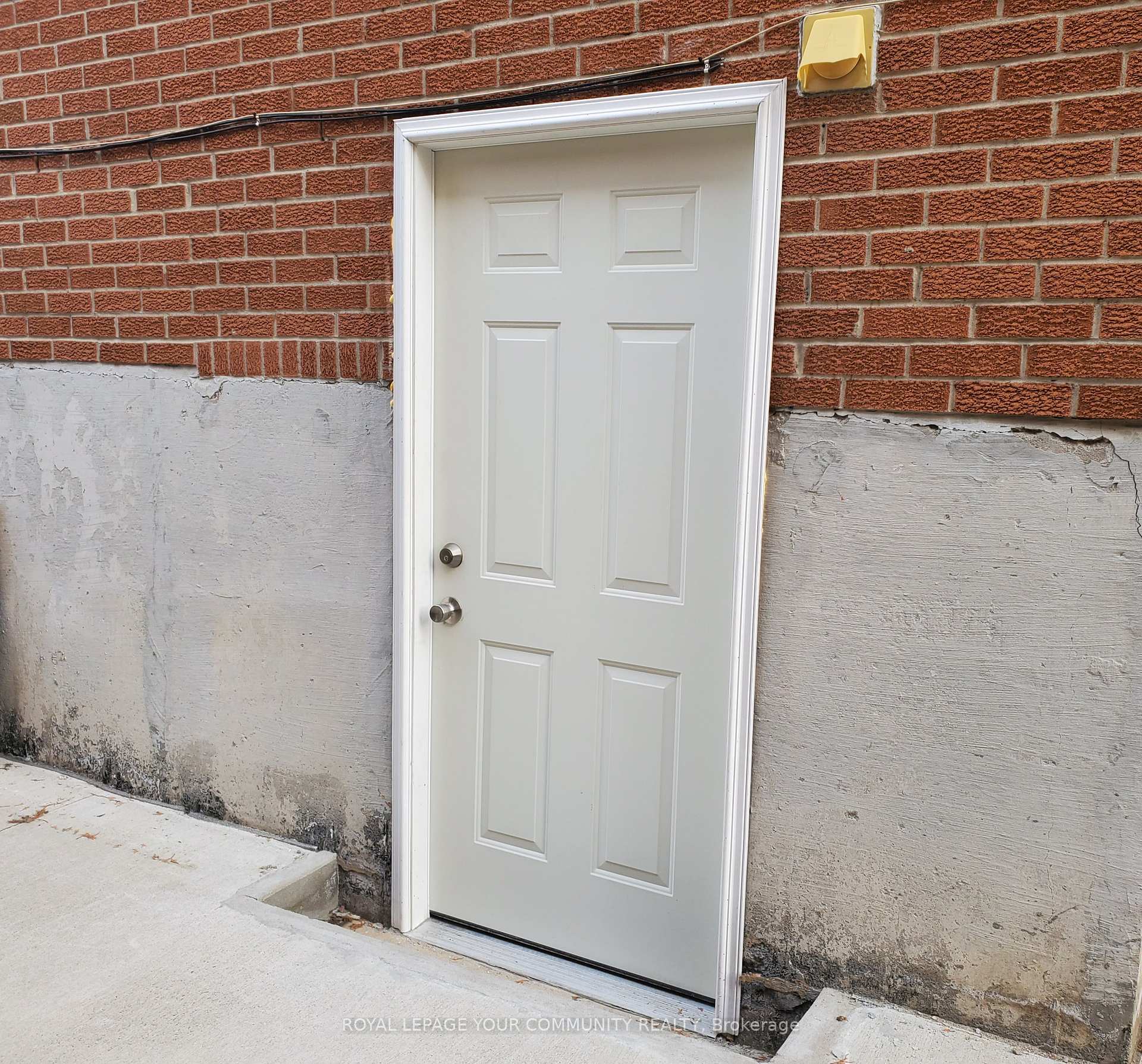 Front of Unit Bsmt, 189 Aberdeen Avenue