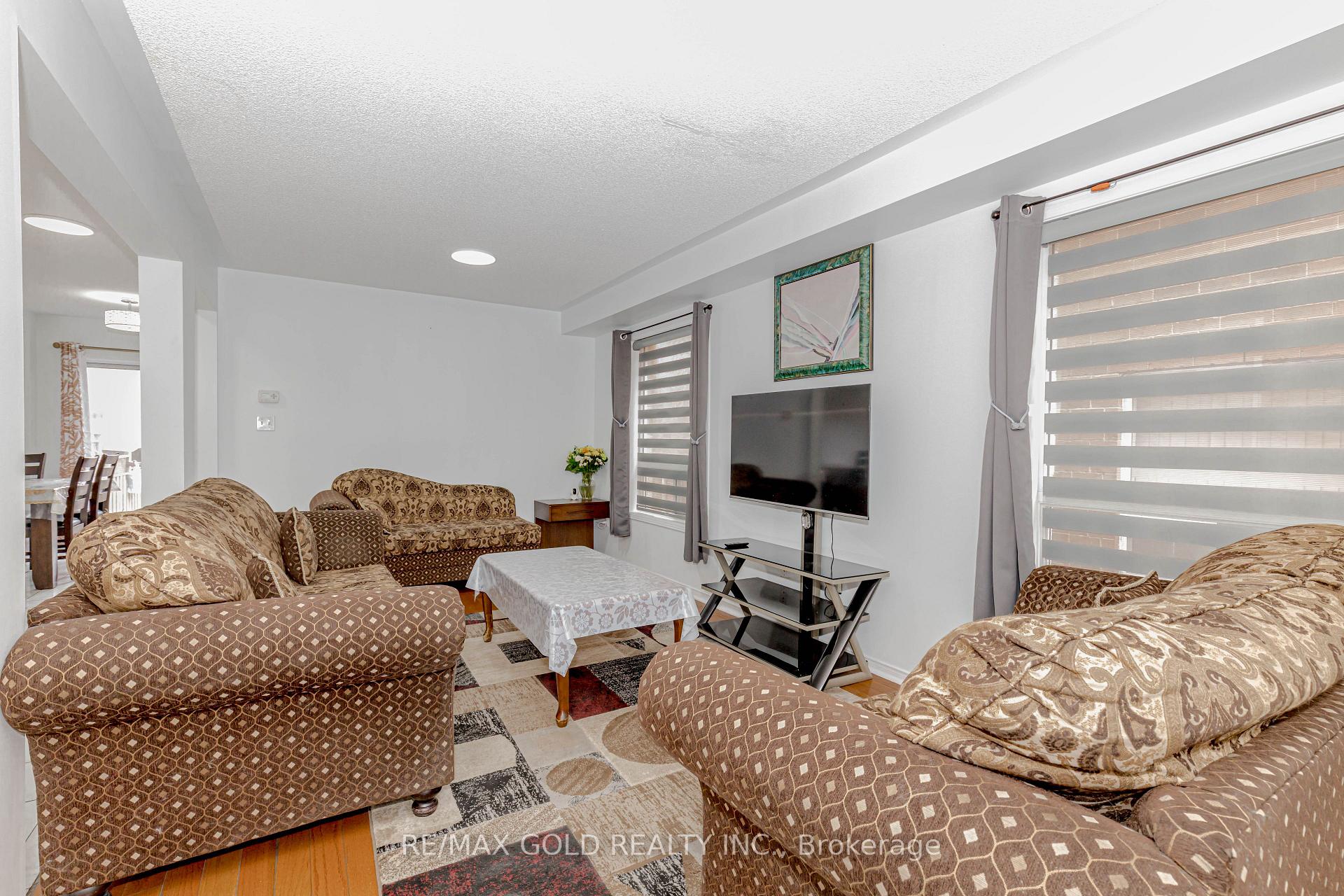 Photo 5 of 51 Lonestar Crescent, Brampton, Fletcher's Meadow — HOMEH