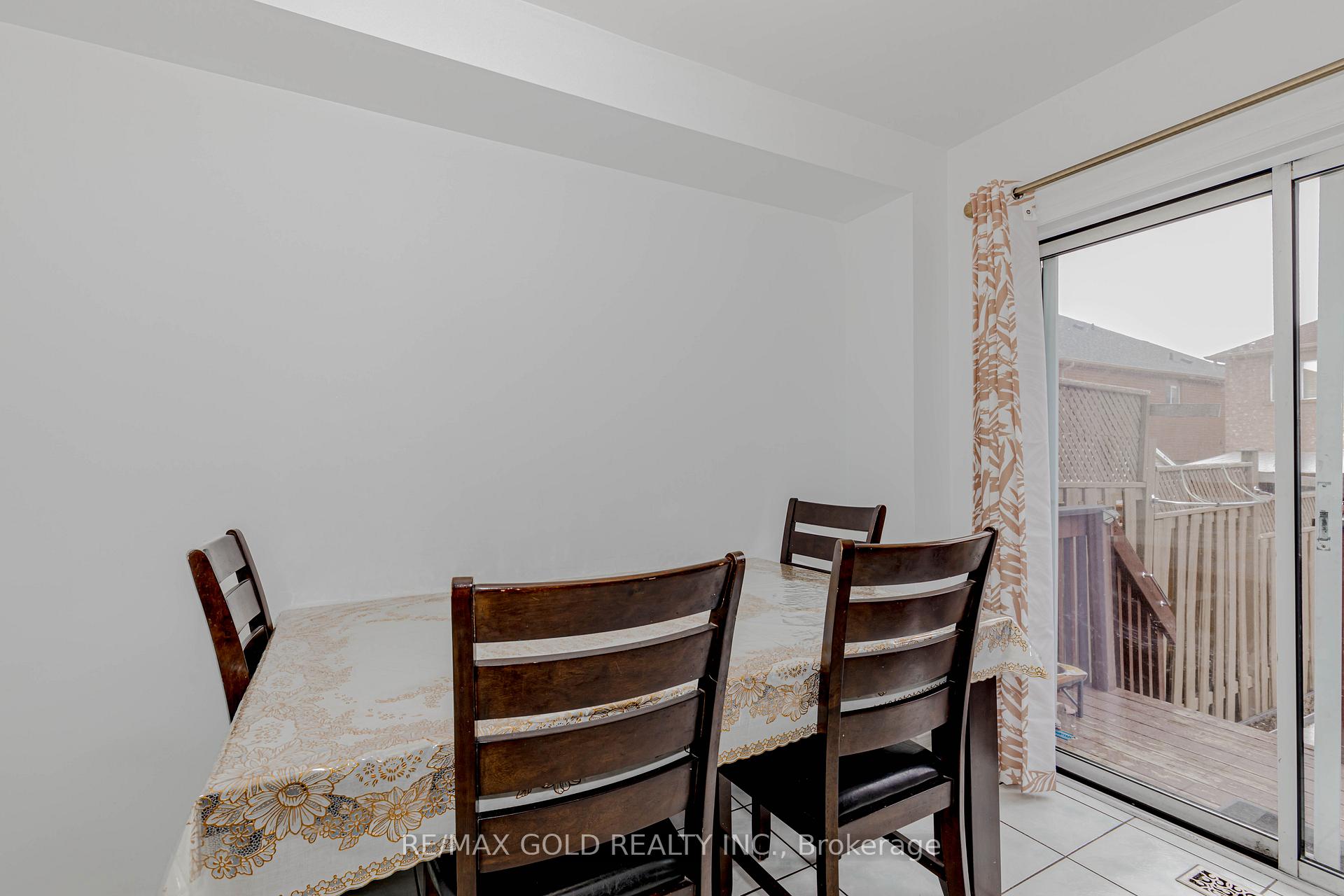 Photo 9 of 51 Lonestar Crescent, Brampton, Fletcher's Meadow — HOMEH