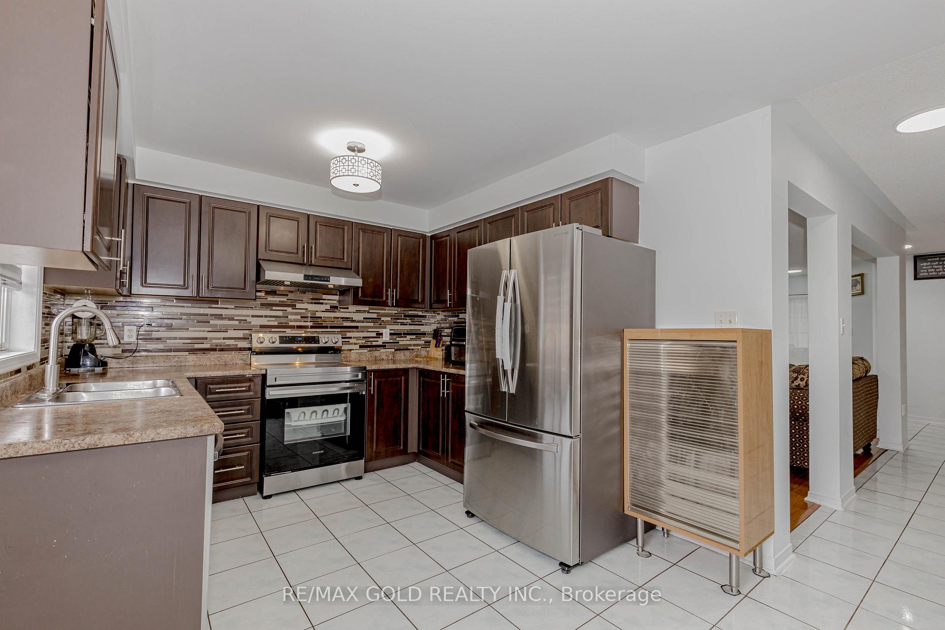 Photo 14 of 51 Lonestar Crescent, Brampton, Fletcher's Meadow — HOMEH