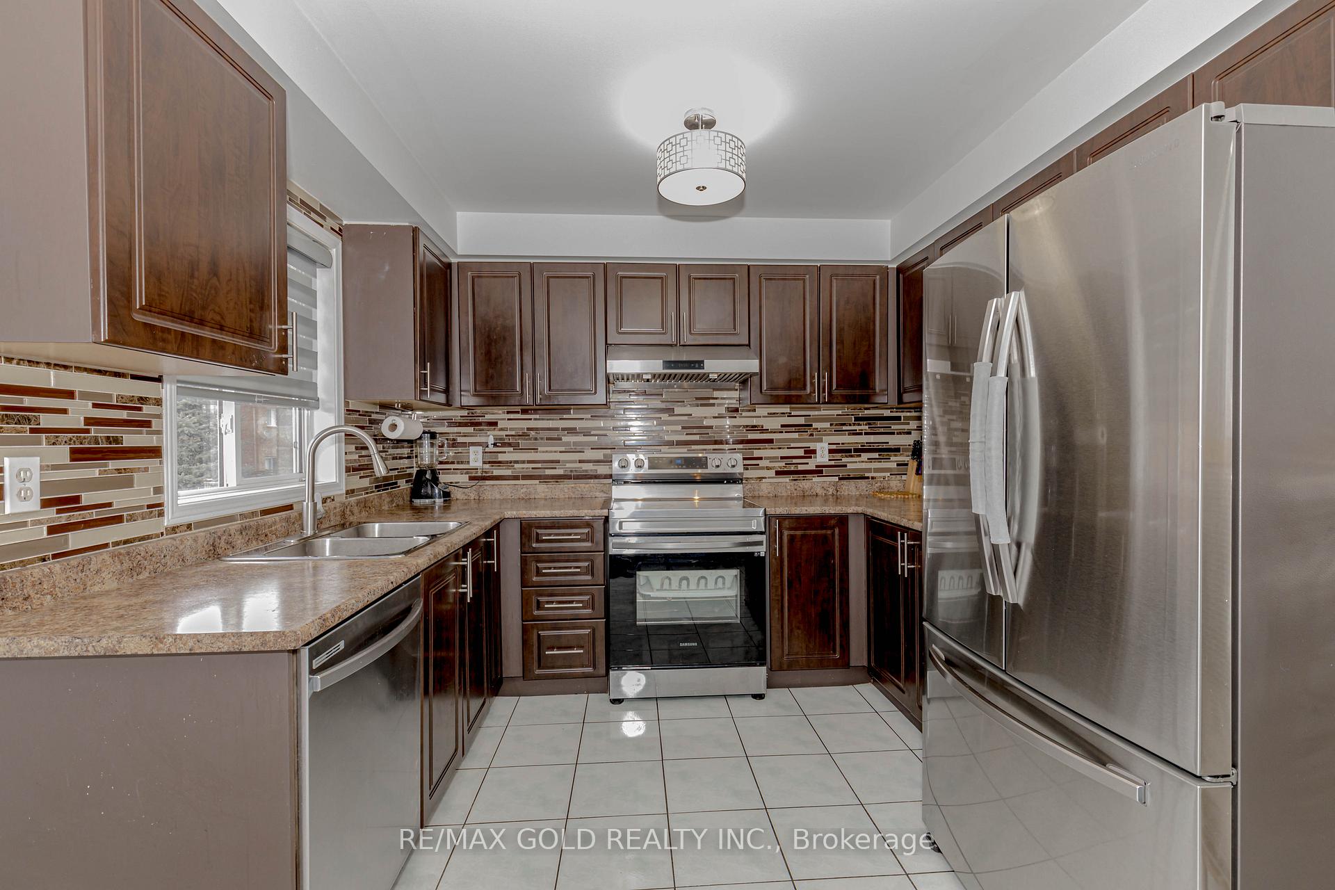 Photo 8 of 51 Lonestar Crescent, Brampton, Fletcher's Meadow — HOMEH