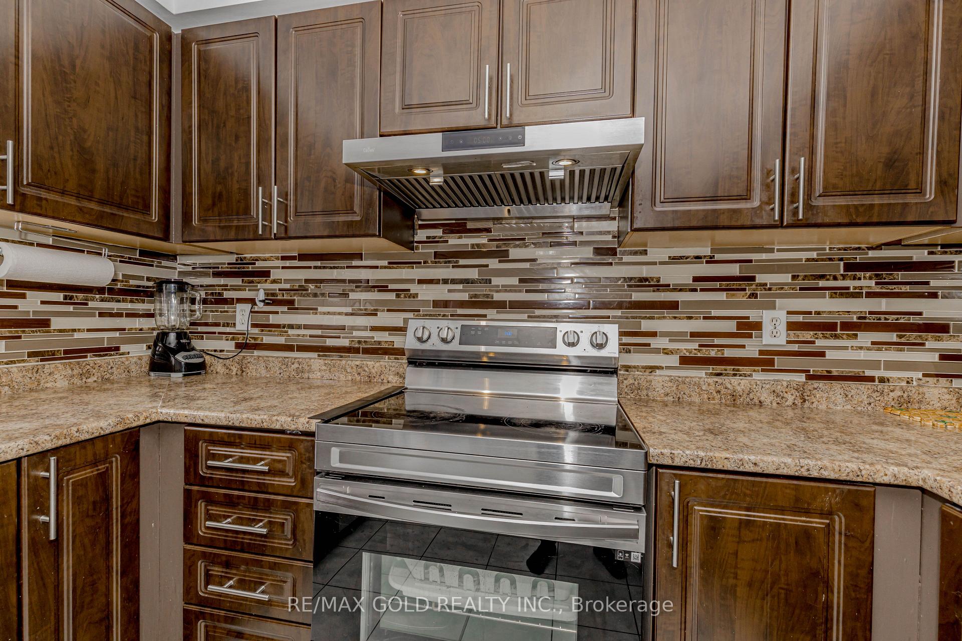 Photo 29 of 51 Lonestar Crescent, Brampton, Fletcher's Meadow — HOMEH