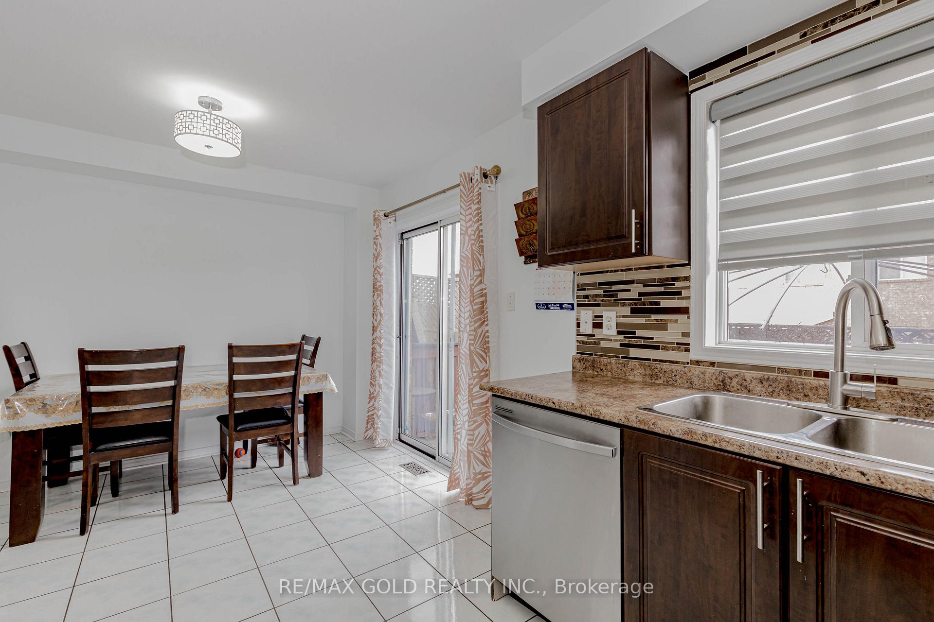Photo 22 of 51 Lonestar Crescent, Brampton, Fletcher's Meadow — HOMEH
