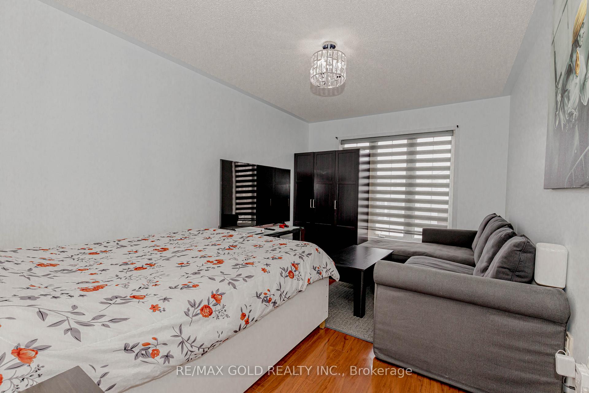 Photo 18 of 51 Lonestar Crescent, Brampton, Fletcher's Meadow — HOMEH