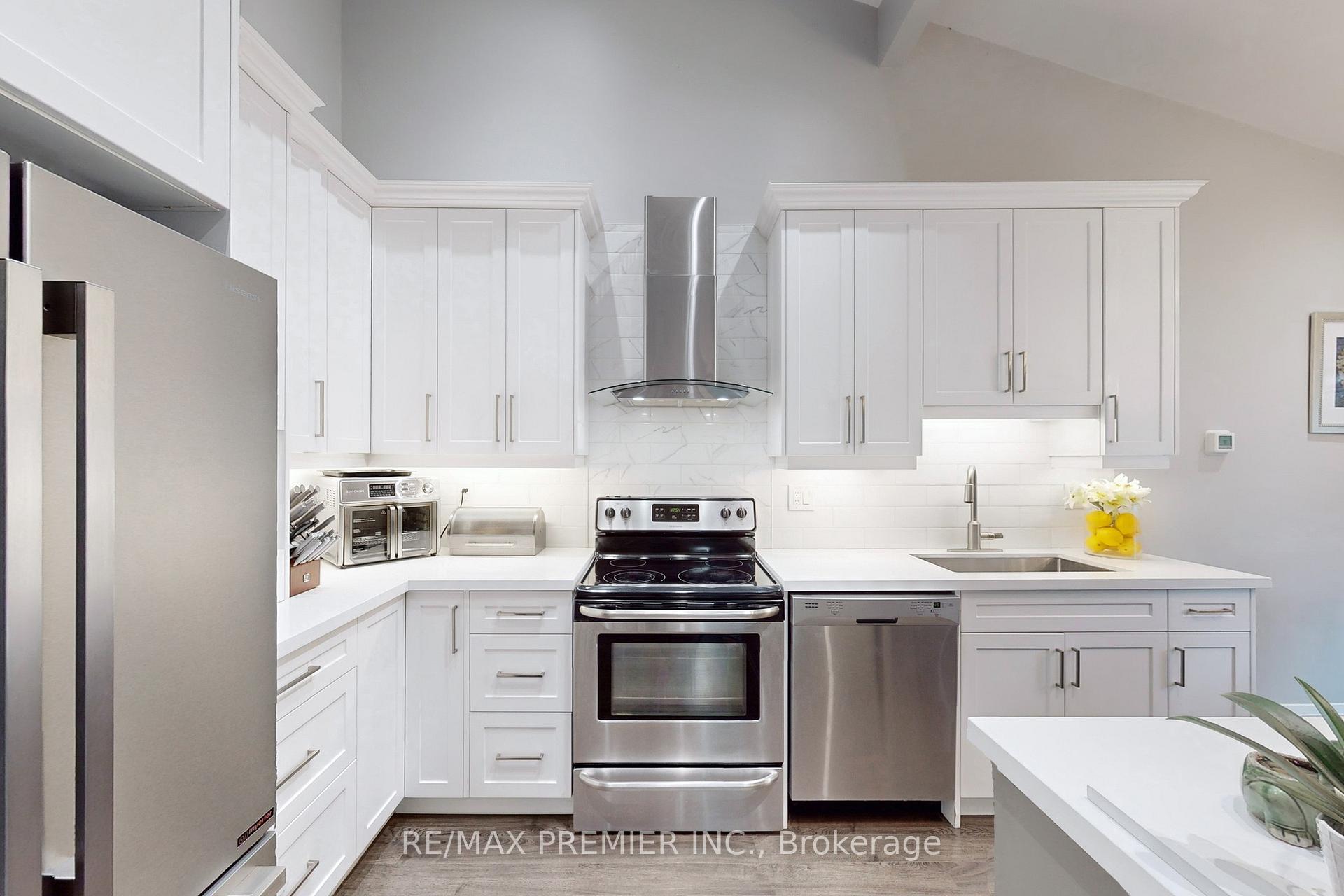 Photo 3 of 75 Fox Run, Barrie, Letitia Heights — HOMEH