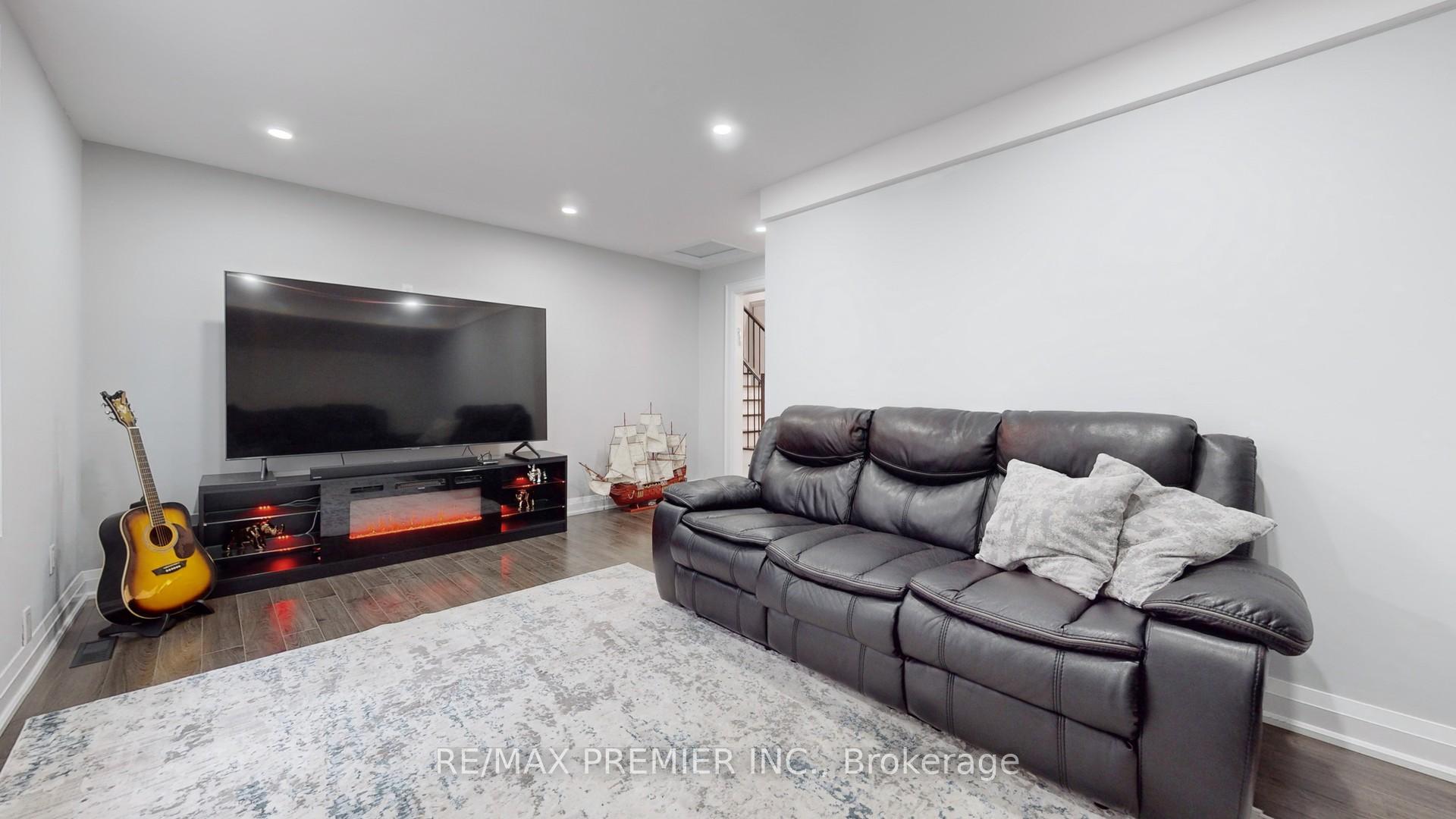 Photo 8 of 75 Fox Run, Barrie, Letitia Heights — HOMEH