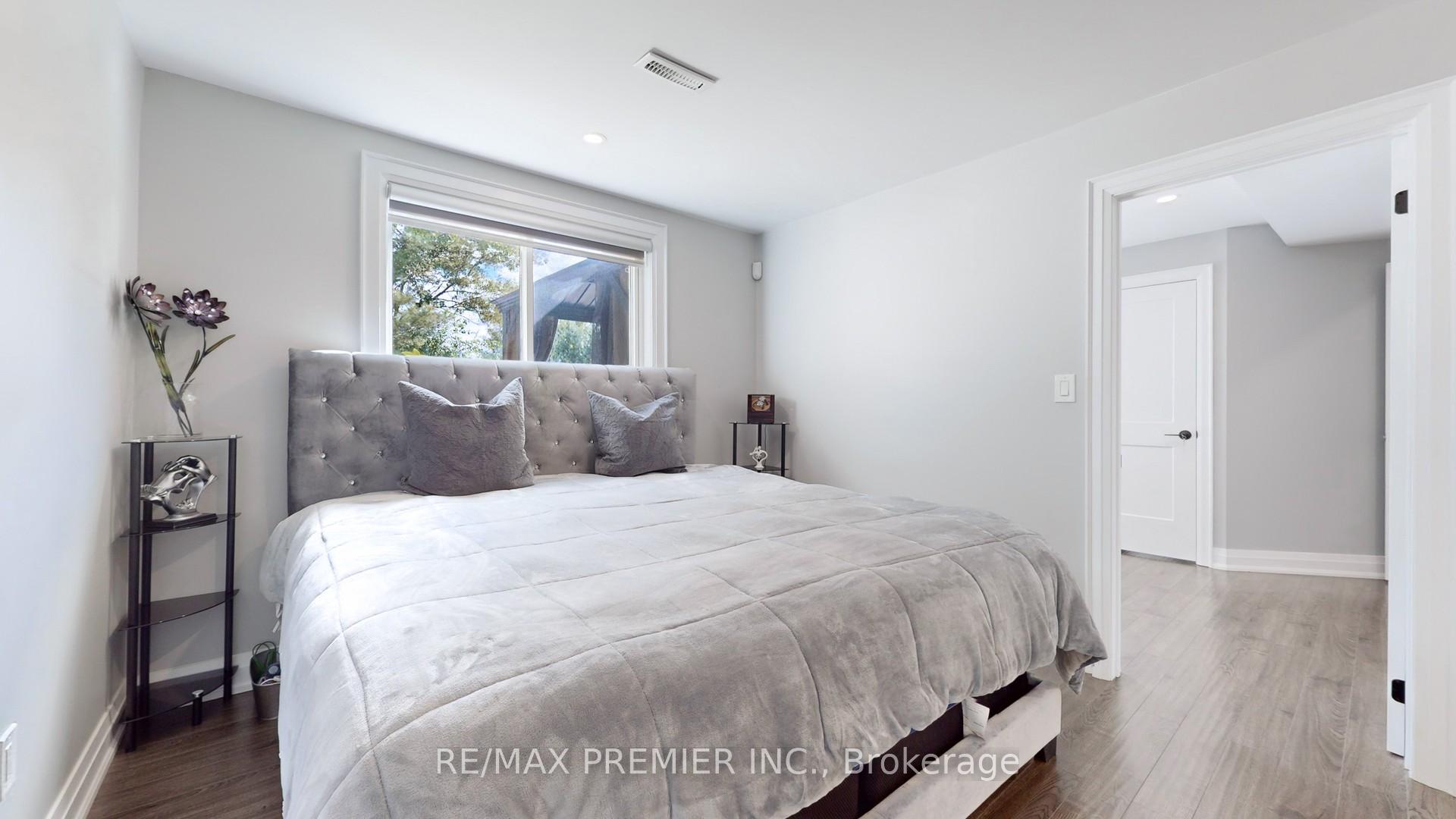 Photo 10 of 75 Fox Run, Barrie, Letitia Heights — HOMEH