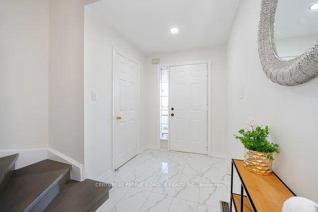 Photo 4 of 92 Kirkland Place, Whitby, Williamsburg — HOMEH